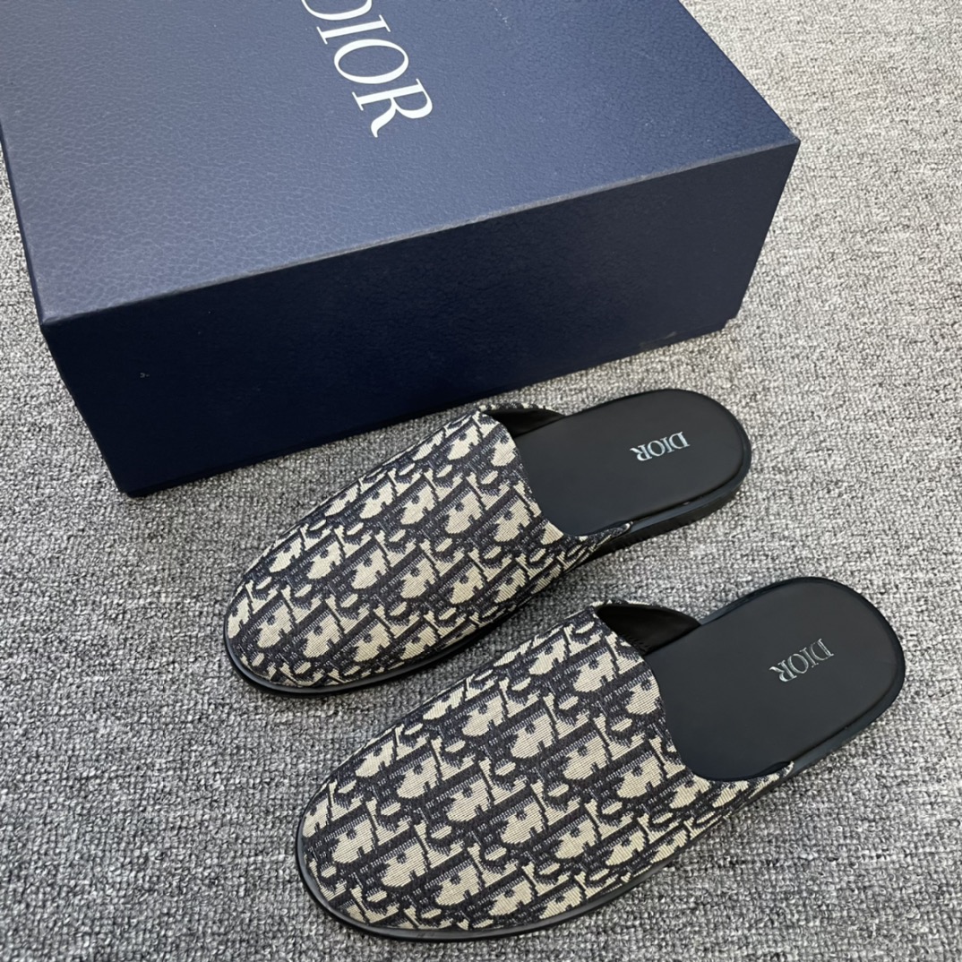NO:956386,CD new product Dio* half slippers. The upper is made of beige and black jacquard fabric with Oblique printing. It cleverly combines the elegance of Dio* with the comfort of slippers. It is carefully made of jacquard fabric and decorated with beige and black Oblique printing. The rubber sole is embellished with the 'DIO*' logo. It can be matched with all kinds of home clothes. Standard counter sizes are 38/39/40/41/42/43/44, dior, slippers.19860909CD新品 穆勒鞋 Dio* 半拖 鞋面采用米色和黑色提花面料 Oblique 印花 巧妙融合 Dio* 的典雅气质与拖鞋的舒适.采用提花面料精心制作,饰以米色和黑色 Oblique 印花,橡胶鞋底点缀以“DIO*”标志.可与各种家居服饰搭配、标准专柜码数38/39/40/41/42/43/44,,dior,slippers,Men's shoes
