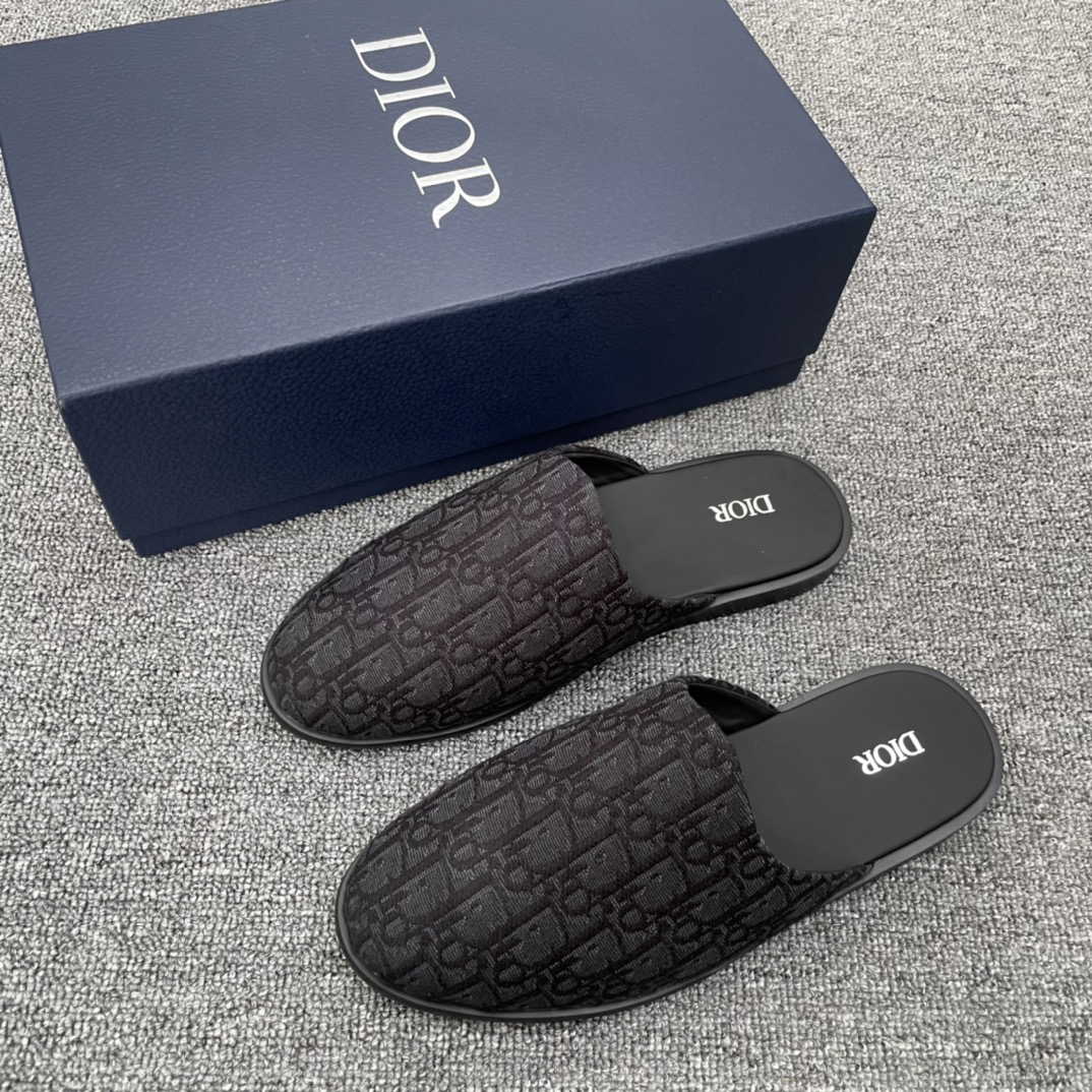 NO:956317,CD new product Dio* half slippers. The upper is made of black jacquard fabric with Oblique printing. It cleverly combines the elegance of Dio* with the comfort of slippers. It is carefully made of jacquard fabric and decorated with black Oblique printing. The rubber sole is embellished with the 'DIO*' logo. It can be matched with all kinds of home clothes. Standard counter sizes are 38/39/40/41/42/43/44, dior, slippers.19860909CD新品 穆勒鞋 Dio* 半拖 鞋面采用黑色提花面料 Oblique 印花 巧妙融合 Dio* 的典雅气质与拖鞋的舒适.采用提花面料精心制作,饰以黑色 Oblique 印花,橡胶鞋底点缀以“DIO*”标志.可与各种家居服饰搭配、标准专柜码数38/39/40/41/42/43/44,,dior,slippers,Men's shoes