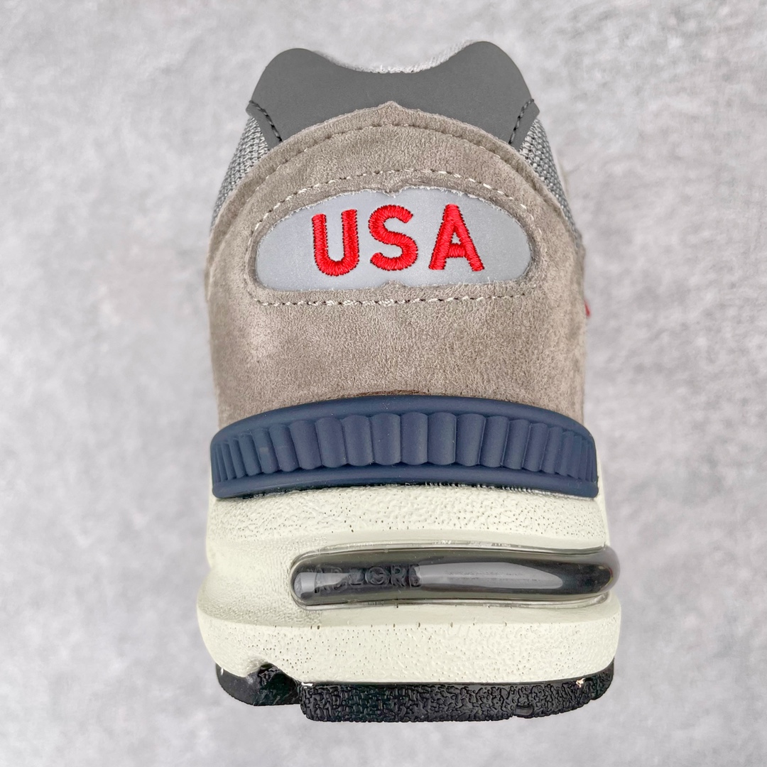 图片[8]-＃K版纯原福利 New Balance M990VS2 新百伦NB990V2 VS灰色 第二代总统复古慢跑鞋 正确3M反光细节 原楦原纸版开发 正确6层组合底模精密开发 搭载全新碳素中底 后跟透明TPU水晶装饰条稳固 沿用了引以为傲的跑鞋手工技艺 采用猪皮绒面并包裹局部透气网面的鞋身设计 菱网鞋舌上刻有New Balance USA 鞋面依旧身着经典的大热之灰 彰显了其高端的品质身份 尺码：36 37 37.5 38 38.5 39 40 40.5 41.5 42 42.5 43 44 45-选品中心