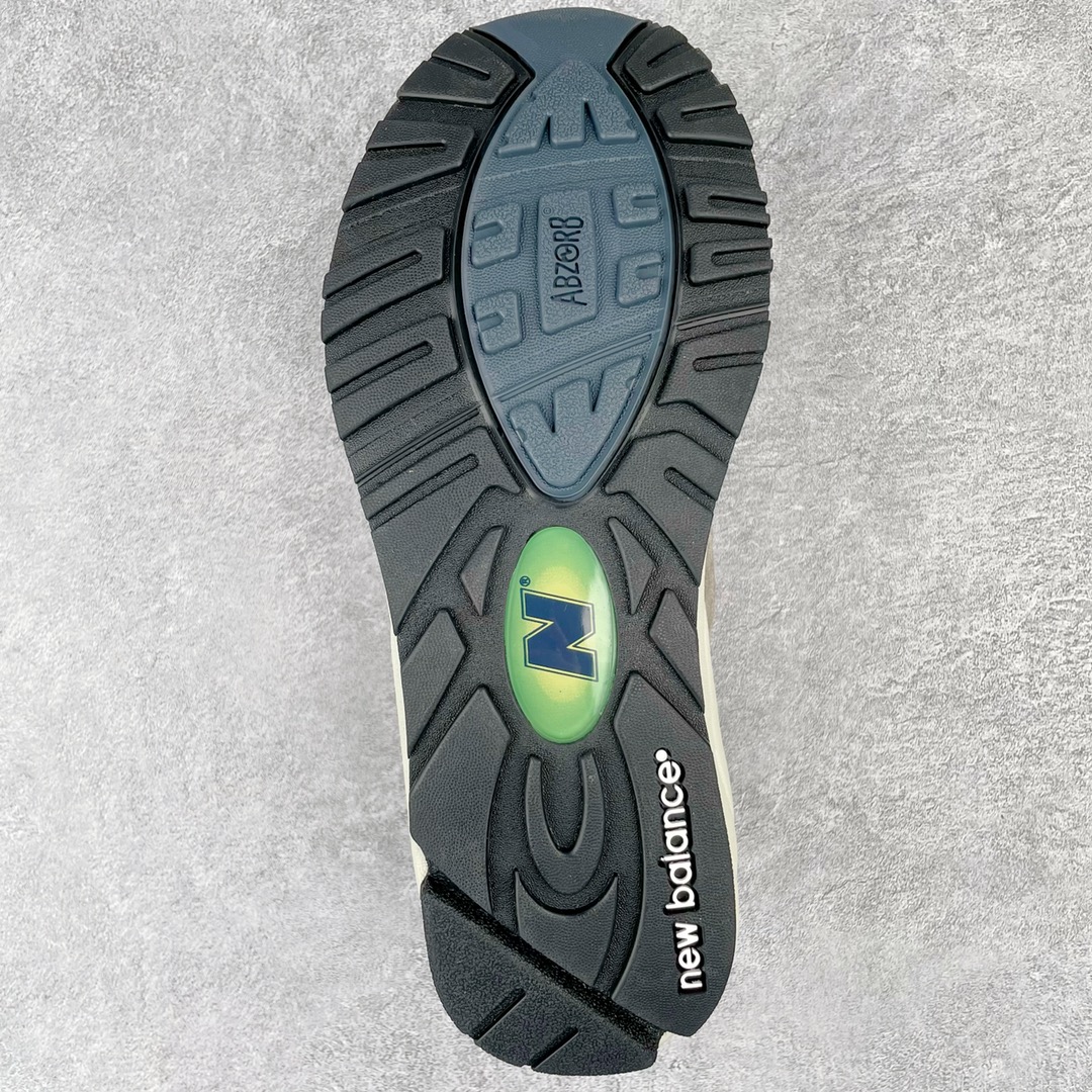 图片[9]-＃K版纯原福利 New Balance M990VS2 新百伦NB990V2 VS灰色 第二代总统复古慢跑鞋 正确3M反光细节 原楦原纸版开发 正确6层组合底模精密开发 搭载全新碳素中底 后跟透明TPU水晶装饰条稳固 沿用了引以为傲的跑鞋手工技艺 采用猪皮绒面并包裹局部透气网面的鞋身设计 菱网鞋舌上刻有New Balance USA 鞋面依旧身着经典的大热之灰 彰显了其高端的品质身份 尺码：36 37 37.5 38 38.5 39 40 40.5 41.5 42 42.5 43 44 45-选品中心