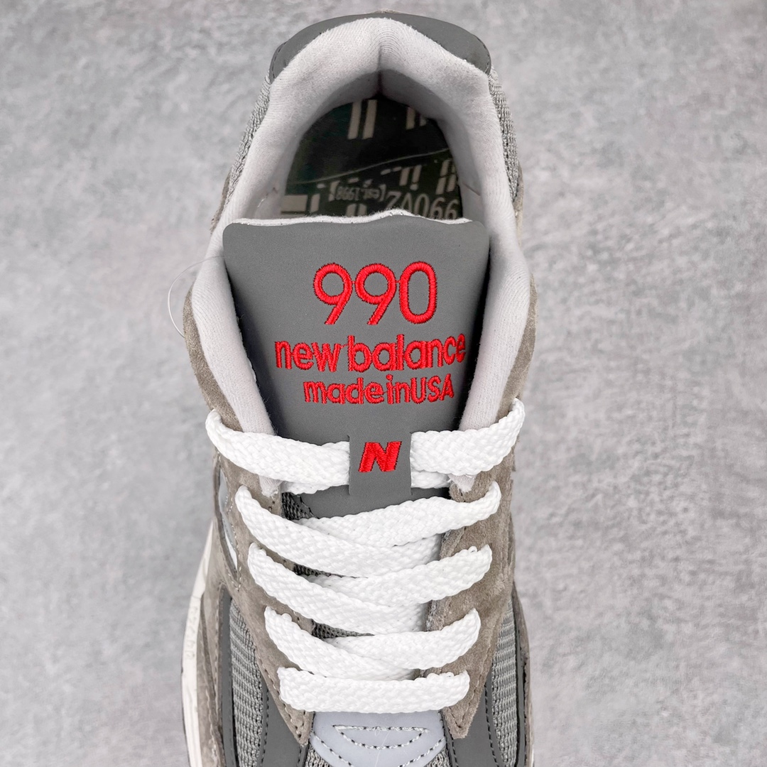 图片[5]-＃K版纯原福利 New Balance M990VS2 新百伦NB990V2 VS灰色 第二代总统复古慢跑鞋 正确3M反光细节 原楦原纸版开发 正确6层组合底模精密开发 搭载全新碳素中底 后跟透明TPU水晶装饰条稳固 沿用了引以为傲的跑鞋手工技艺 采用猪皮绒面并包裹局部透气网面的鞋身设计 菱网鞋舌上刻有New Balance USA 鞋面依旧身着经典的大热之灰 彰显了其高端的品质身份 尺码：36 37 37.5 38 38.5 39 40 40.5 41.5 42 42.5 43 44 45-选品中心