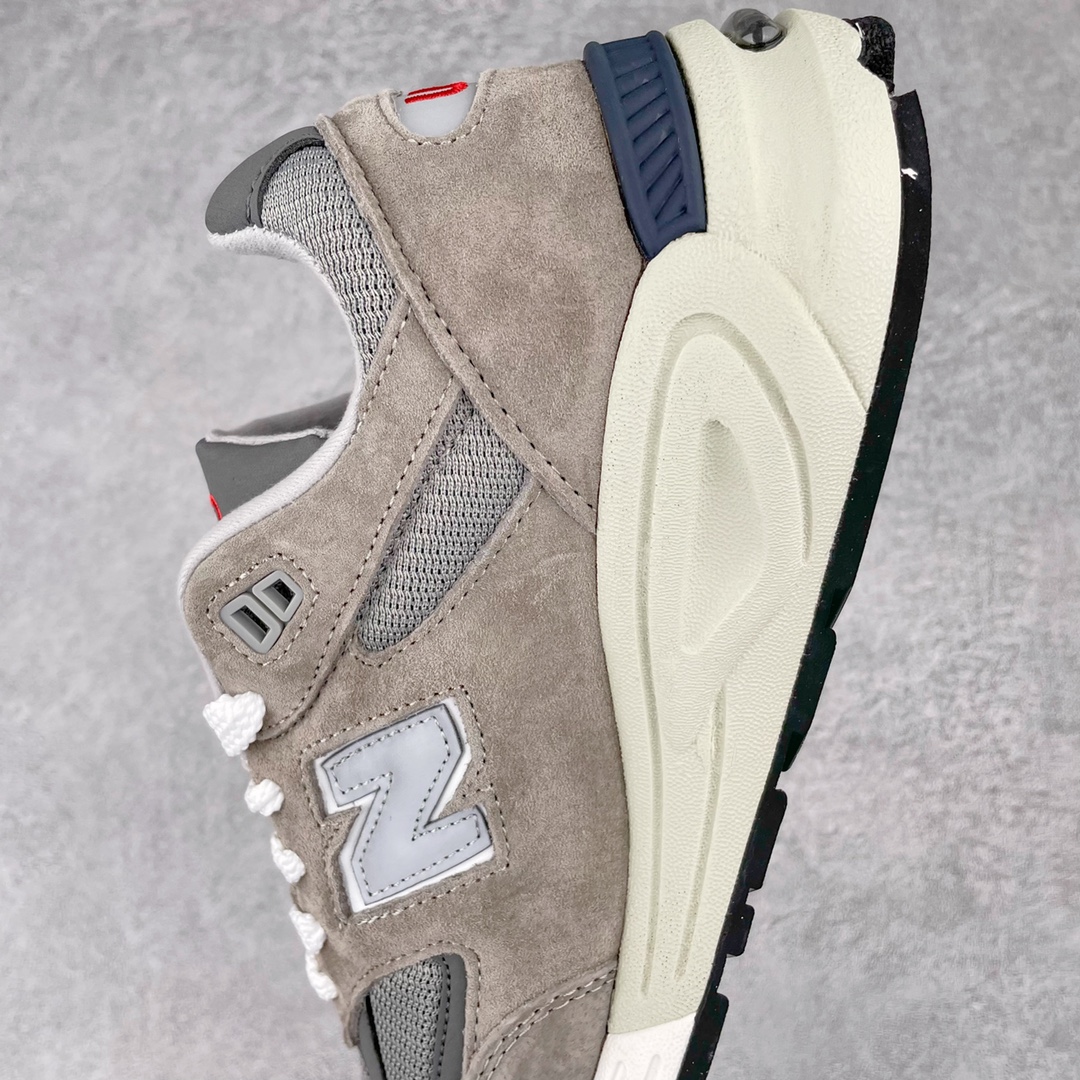 图片[7]-＃K版纯原福利 New Balance M990VS2 新百伦NB990V2 VS灰色 第二代总统复古慢跑鞋 正确3M反光细节 原楦原纸版开发 正确6层组合底模精密开发 搭载全新碳素中底 后跟透明TPU水晶装饰条稳固 沿用了引以为傲的跑鞋手工技艺 采用猪皮绒面并包裹局部透气网面的鞋身设计 菱网鞋舌上刻有New Balance USA 鞋面依旧身着经典的大热之灰 彰显了其高端的品质身份 尺码：36 37 37.5 38 38.5 39 40 40.5 41.5 42 42.5 43 44 45-选品中心