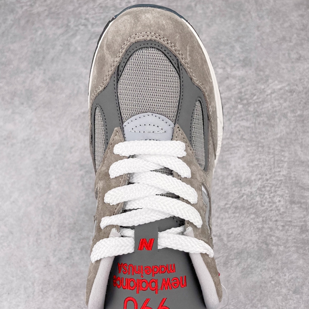 图片[4]-＃K版纯原福利 New Balance M990VS2 新百伦NB990V2 VS灰色 第二代总统复古慢跑鞋 正确3M反光细节 原楦原纸版开发 正确6层组合底模精密开发 搭载全新碳素中底 后跟透明TPU水晶装饰条稳固 沿用了引以为傲的跑鞋手工技艺 采用猪皮绒面并包裹局部透气网面的鞋身设计 菱网鞋舌上刻有New Balance USA 鞋面依旧身着经典的大热之灰 彰显了其高端的品质身份 尺码：36 37 37.5 38 38.5 39 40 40.5 41.5 42 42.5 43 44 45-选品中心