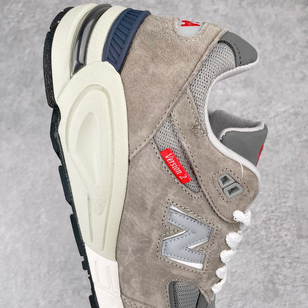 图片[6]-＃K版纯原福利 New Balance M990VS2 新百伦NB990V2 VS灰色 第二代总统复古慢跑鞋 正确3M反光细节 原楦原纸版开发 正确6层组合底模精密开发 搭载全新碳素中底 后跟透明TPU水晶装饰条稳固 沿用了引以为傲的跑鞋手工技艺 采用猪皮绒面并包裹局部透气网面的鞋身设计 菱网鞋舌上刻有New Balance USA 鞋面依旧身着经典的大热之灰 彰显了其高端的品质身份 尺码：36 37 37.5 38 38.5 39 40 40.5 41.5 42 42.5 43 44 45-选品中心