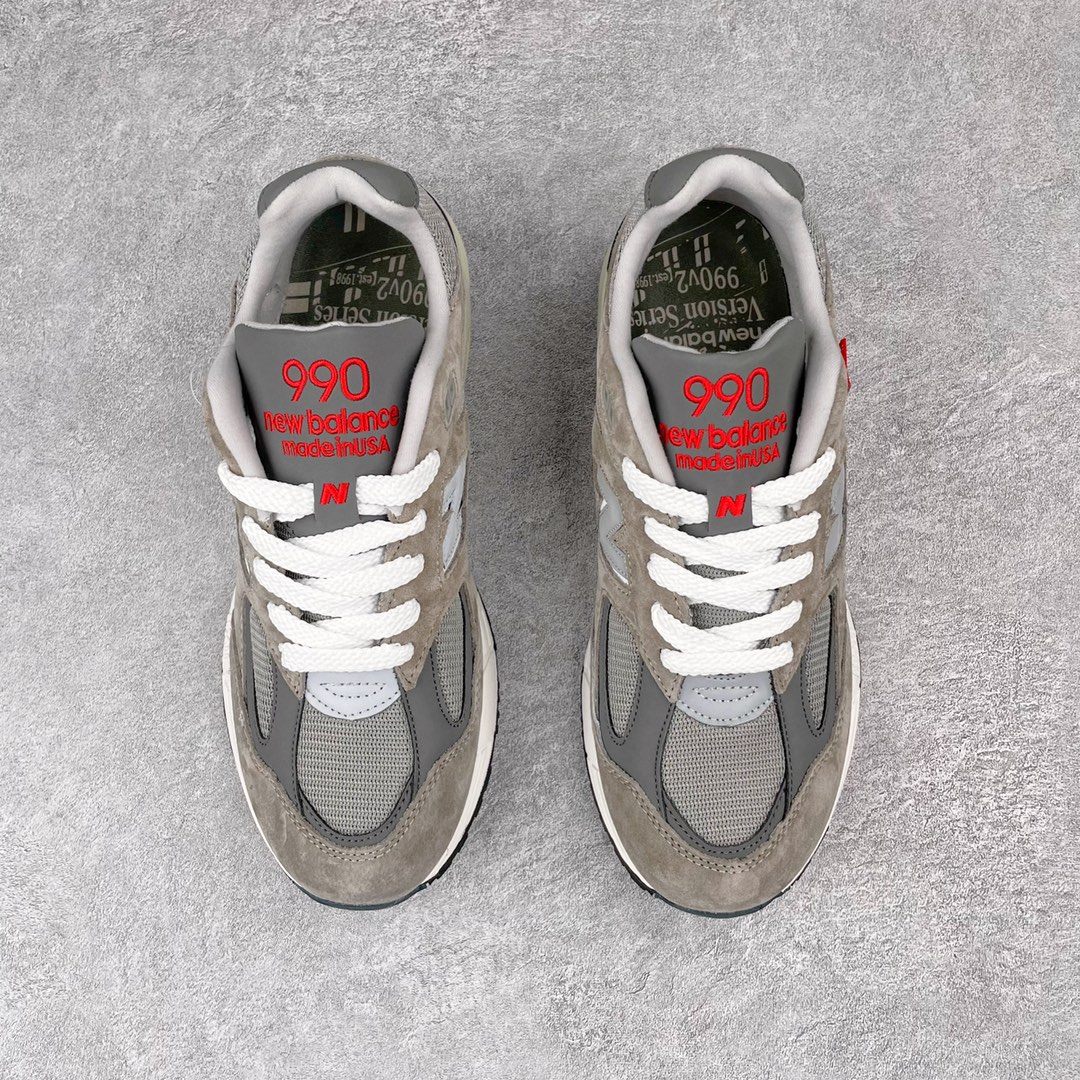 图片[2]-＃K版纯原福利 New Balance M990VS2 新百伦NB990V2 VS灰色 第二代总统复古慢跑鞋 正确3M反光细节 原楦原纸版开发 正确6层组合底模精密开发 搭载全新碳素中底 后跟透明TPU水晶装饰条稳固 沿用了引以为傲的跑鞋手工技艺 采用猪皮绒面并包裹局部透气网面的鞋身设计 菱网鞋舌上刻有New Balance USA 鞋面依旧身着经典的大热之灰 彰显了其高端的品质身份 尺码：36 37 37.5 38 38.5 39 40 40.5 41.5 42 42.5 43 44 45-选品中心