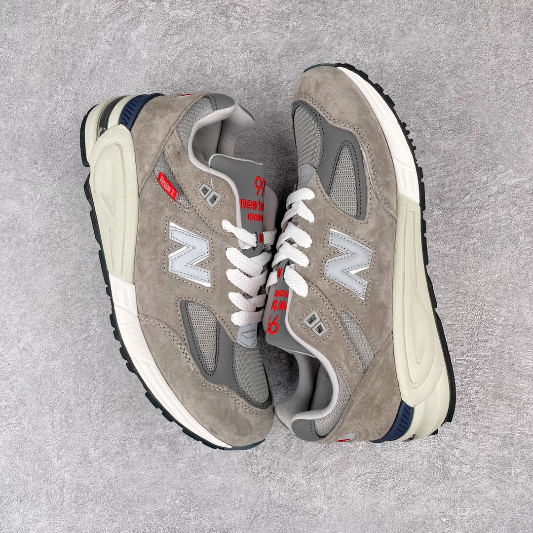 图片[3]-＃K版纯原福利 New Balance M990VS2 新百伦NB990V2 VS灰色 第二代总统复古慢跑鞋 正确3M反光细节 原楦原纸版开发 正确6层组合底模精密开发 搭载全新碳素中底 后跟透明TPU水晶装饰条稳固 沿用了引以为傲的跑鞋手工技艺 采用猪皮绒面并包裹局部透气网面的鞋身设计 菱网鞋舌上刻有New Balance USA 鞋面依旧身着经典的大热之灰 彰显了其高端的品质身份 尺码：36 37 37.5 38 38.5 39 40 40.5 41.5 42 42.5 43 44 45-选品中心