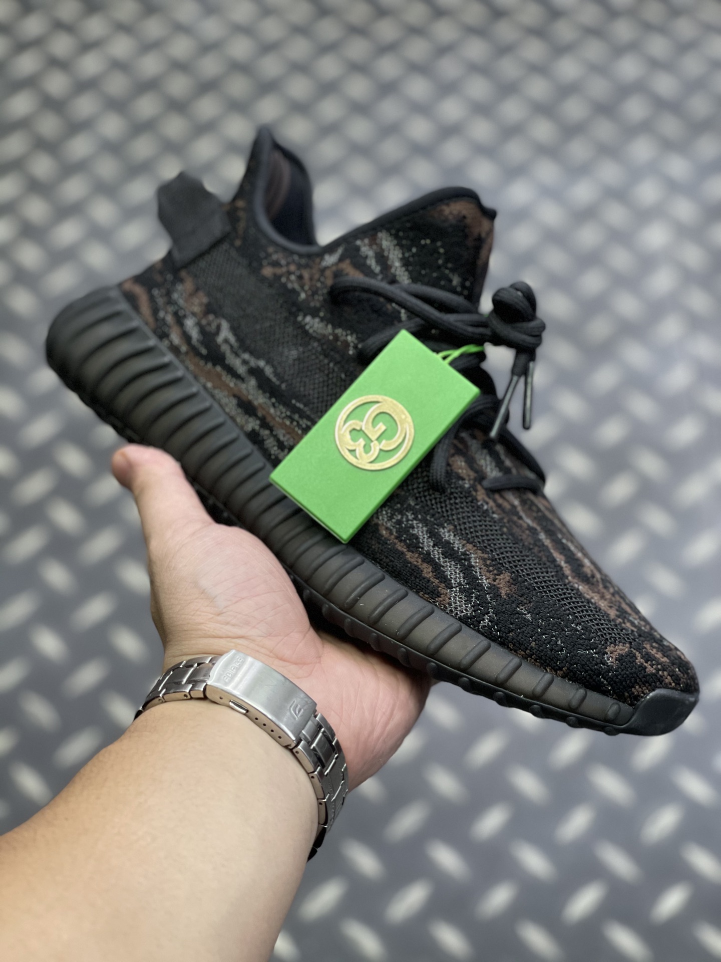 NO:620593,High version [G3 version pure original terminal supply] 350V2 Greymon black color, details upgraded to pure original level. Any comparison is welcome!  The shoe shape has been adjusted many times and has reached the best effect. The upper is soft and elastic, and the thickness is consistent with the original. The sole is made of boost real popcorn, which feels full on the foot. The weight of the entire pair of shoes is consistent with the original shoe. The cost of the shoe box, Sydney paper and shoe stretcher is different from the various versions on the market. Official synchronized article number GW3773. Three-color camouflage tyrannosaurus size 36 36.5 37 38 38.5 39 40 40.5  41 42 42.5 43 44 44.5 45 46, 47, 48 the next day,19860909高版本【G3版纯原终端供应】350V2暴龙兽黑彩,细节升级 可达纯原级别 欢迎任何比对！鞋型经过多次调整 已达到最佳效果鞋面柔软弹性十足厚度一丝一线与正品一致鞋底采用boost真爆爆米花 脚感十足 整双鞋子重量更是与原鞋一致鞋盒 雪梨纸 和鞋撑 所使用的成本更是区别市面各种版本官方同步货号GW3773 三色迷彩暴龙兽尺码36 36.5 37 38 38.5 39 40 40.5 41 42 42.5 43 44 44.5 45 46,47、48隔天,,Men's shoes