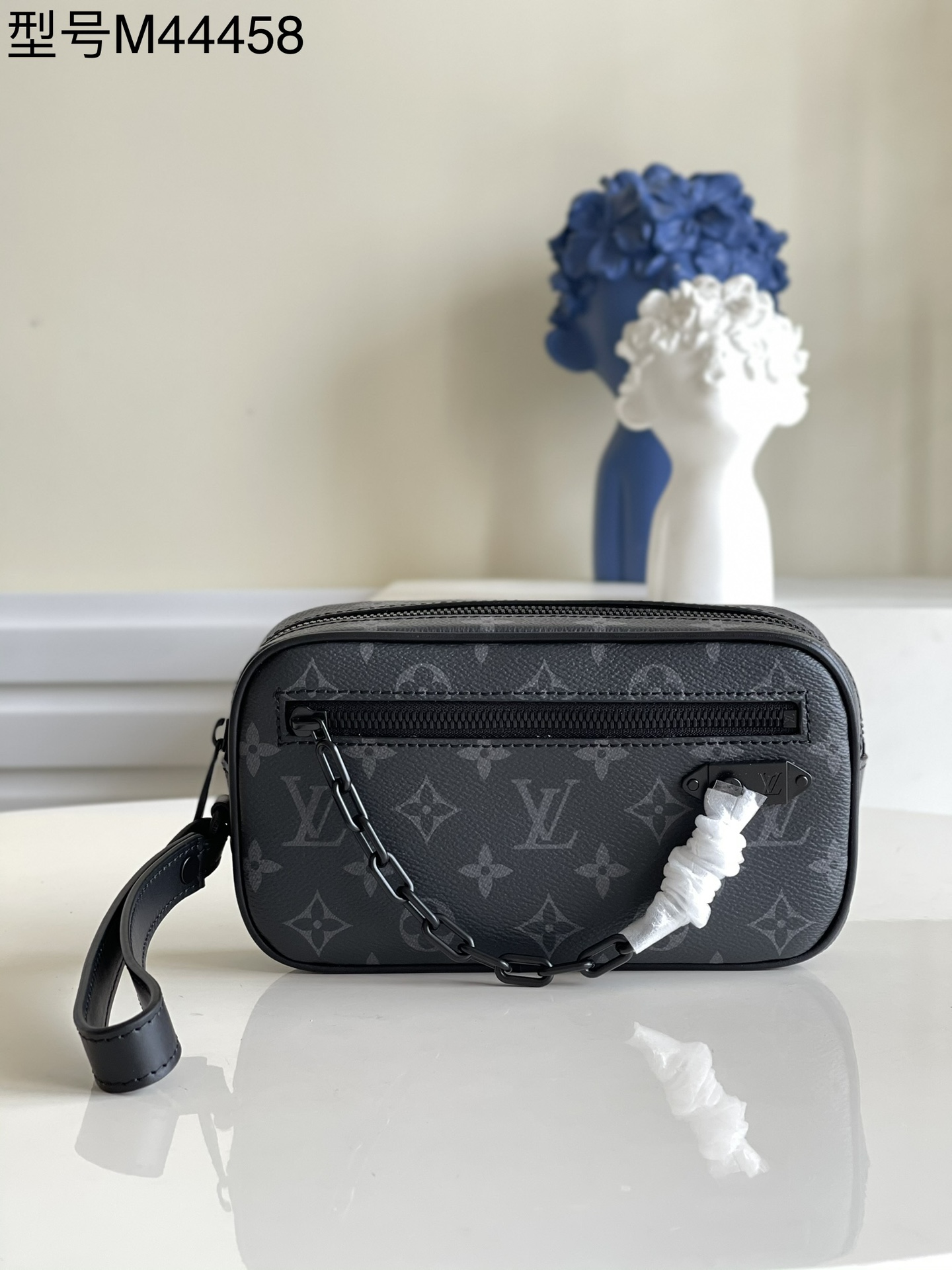 NO:397336,【Exclusive real photo of M44458 black flower】Black flower Virgil Abhol chain clutch, fashion debut, the little brothers and sisters are all kinds of street shots and displaying them, so you can see the fried size 21×4.5×11.5cm m., LV [original leather], louis vuitton, handbag19860909【独家实拍M44458黑花】黑花 Virgil Abhol 链条手拿包,时装首秀一出,小哥哥小姐姐们各种街拍,各种晒,好看到炸尺寸21×4.5×11.5cm m.,LV【原厂皮】,louis vuitton,handbag,Bag