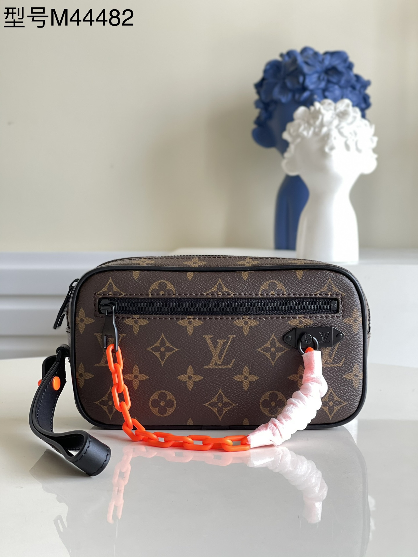 NO:397337,[Exclusive real photo of M44482 presbyterian] Presbyterian Virgil Abhol chain clutch, fashion debut, the little brothers and sisters have all kinds of street photos and displays, so I can see the fried size 21×4.5×11.5cm m., LV [original leather], louis vuitton, handbag19860909【独家实拍M44482老花】老花 Virgil Abhol 链条手拿包,时装首秀一出,小哥哥小姐姐们各种街拍,各种晒,好看到炸尺寸21×4.5×11.5cm m.,LV【原厂皮】,louis vuitton,handbag,Bag