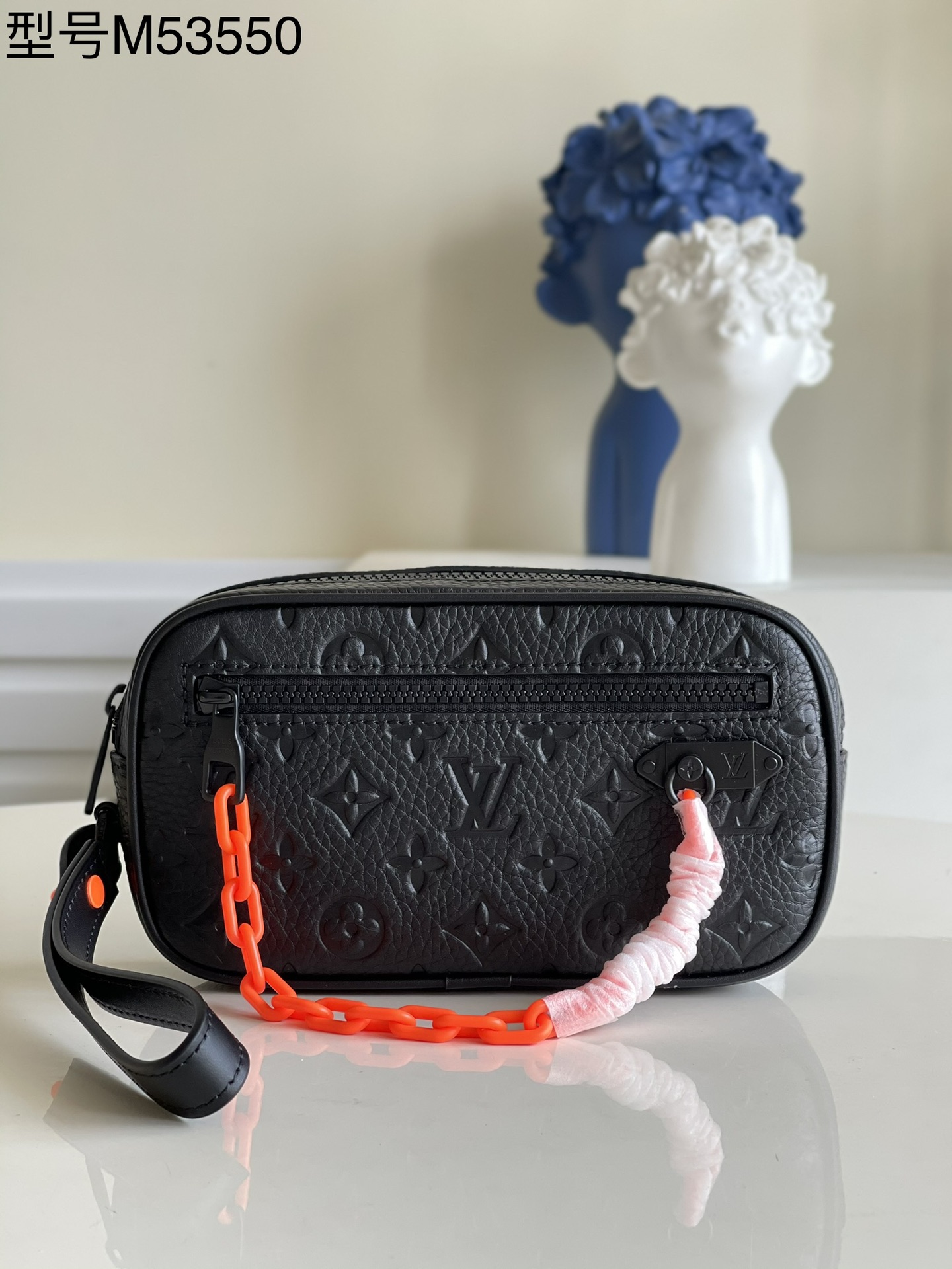 NO:397334,【Exclusive real-life M53】 is made of exquisite materials, decorated with brand iconic elements, exuding a classic beauty. The removable handle brings a variety of ways to carry it, which can be used as a small handbag or as a wallet. The zippered front pocket and wide main compartment can safely store personal essential items, while the matte resin chain belt brings a modern atmosphere. Size 23.0 x 11.5 x 4.0 cm M., LV [original leather], louis vuitton19860909【独家实拍M53】 采用精美材质,饰有品牌标志性元素,散发经典美感.可脱卸手柄带来多种背携方式,即可作为小巧的手袋,亦可用作钱夹.拉链开合的前袋与宽大的主隔层可安全存放个人必备物品,而哑光树脂链带则带来现代气息.尺寸23.0 x 11.5 x 4.0 cm M.,LV【原厂皮】,louis vuitton,Bag