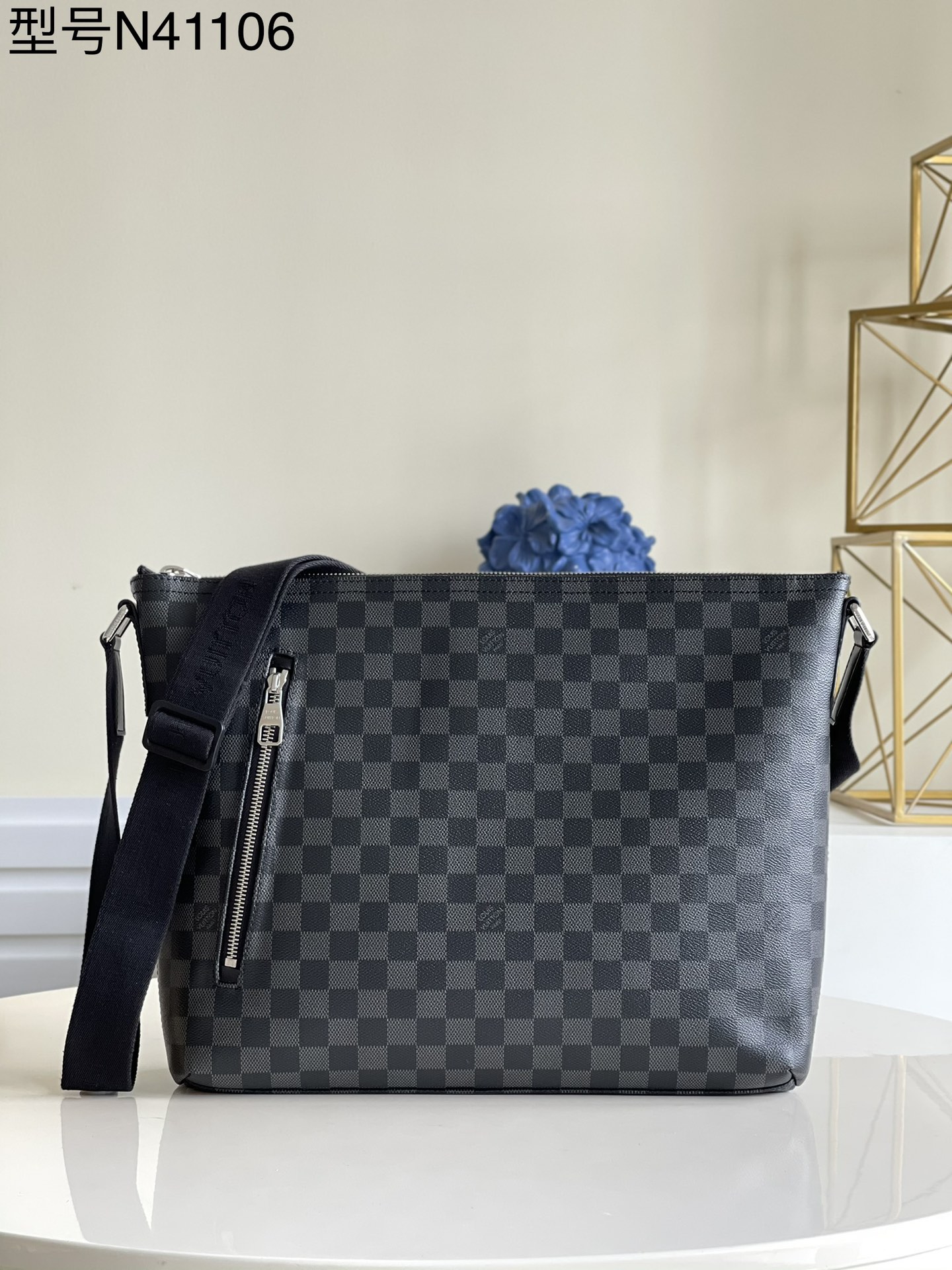 NO:397340,【Exclusive real photo N41106】This Mick medium handbag is made of light and wear-resistant Damier Graphite canvas, full of urban fashion. Smooth silver metal accessories and spacious A4 capacity bag add masculine temperament. Size 43 x 31 x 9 cm m.600, LV [original leather], louis vuitton19860909【独家实拍N41106】本款Mick 中号手袋以轻盈耐磨的Damier Graphite 帆布制成,充满都市时尚气息.光滑的银色金属配件和宽敞的A4容量包身为其增添了阳刚的气质.尺寸43 x 31 x 9 cm m.600,LV【原厂皮】,louis vuitton,Bag