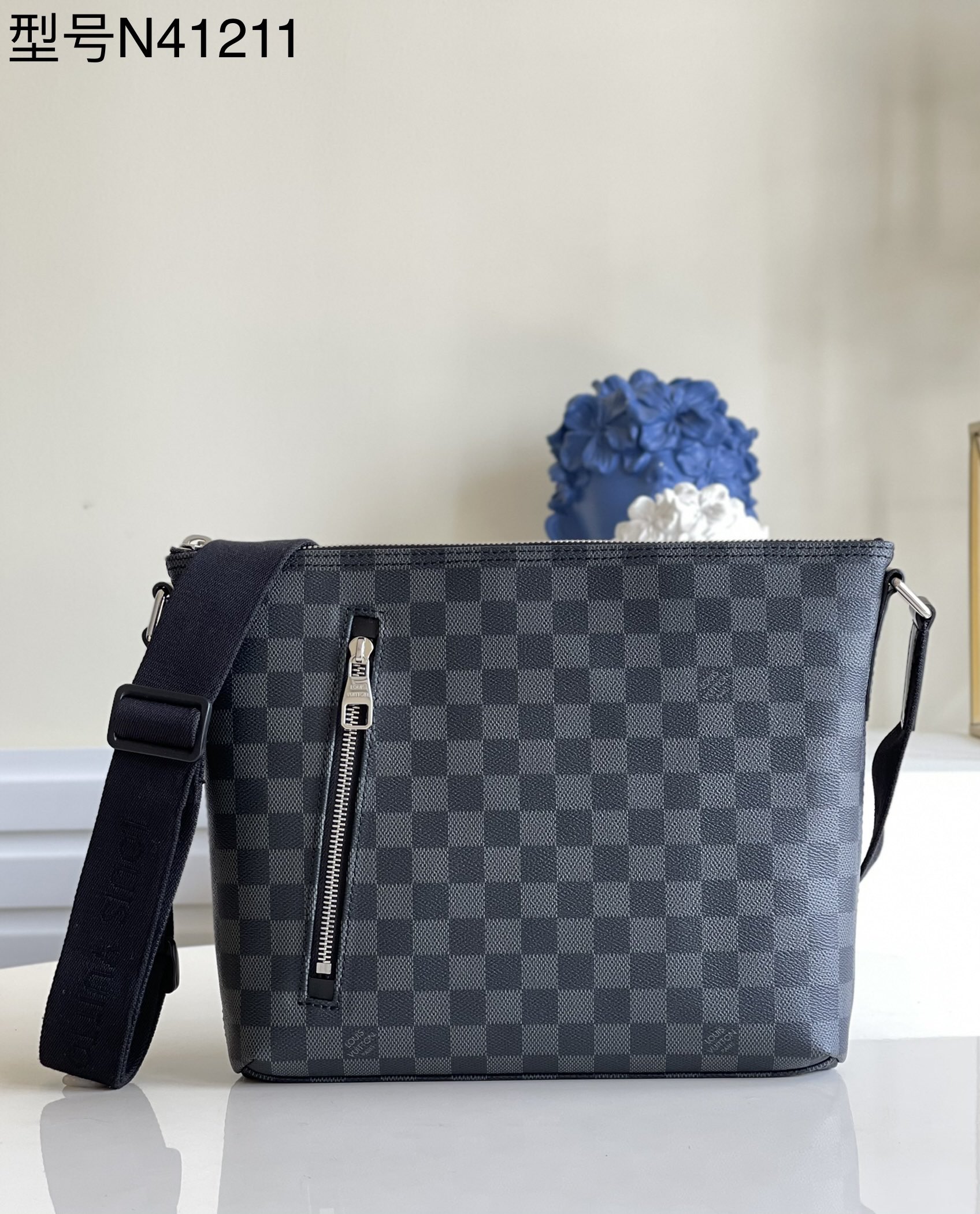 NO:397343,【Exclusive real photo N41211】 This Mick small handbag is made of durable Damier Graphite canvas, showing the urban spirit. It is the first choice for urban handbags and is also an ideal travel companion. This handbag is compact in shape, easy to shoulder and has a light feeling. Size 30x 24x 8cm (Length x Height x Width) m.580, LV [Original Leather], louis vuitton19860909【独家实拍N41211】 本款 Mick 小号手袋以耐用的 Damier Graphite 帆布制成,展露都市精神,是都市手袋的首选,亦是理想的旅行佳伴. 此款手袋外形小巧,可轻松肩背,轻巧的感觉令人喜爱.尺寸30x 24x 8cm (长 x 高 x 宽) m.580,LV【原厂皮】,louis vuitton,Bag