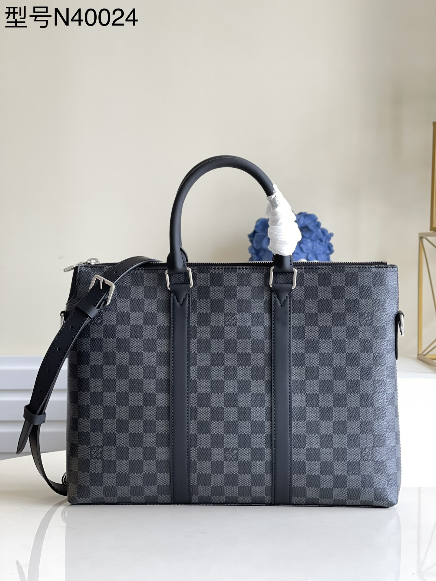 NO:397346,【Exclusive real photo N40024】Slim and elegant, this Anton briefcase is made of Damier slim and elegant, this Anton briefcase is made of Damier Graphite canvas, combining business functions with modern men's flavor. It can accommodate laptops and documents inside, and the front compartment and pockets are convenient for picking up and placing items such as air tickets, passports, etc. It is equipped with detachable shoulder straps for shoulder back. Size 39 x 29 x 5 cm m.730, LV [original leather], louis vuitton19860909【独家实拍N40024】纤薄,优雅,这款Anton公事包以Damier纤薄,优雅,这款Anton公事包以Damier Graphite帆布制作,将商务功能与现代男士风味相结合.内部可容纳手提电脑和文件,前隔层和口袋方便取放物件如机票,护照等.配有可拆式肩带供肩背.尺寸39 x 29 x 5 厘米 m.730,LV【原厂皮】,louis vuitton,Bag