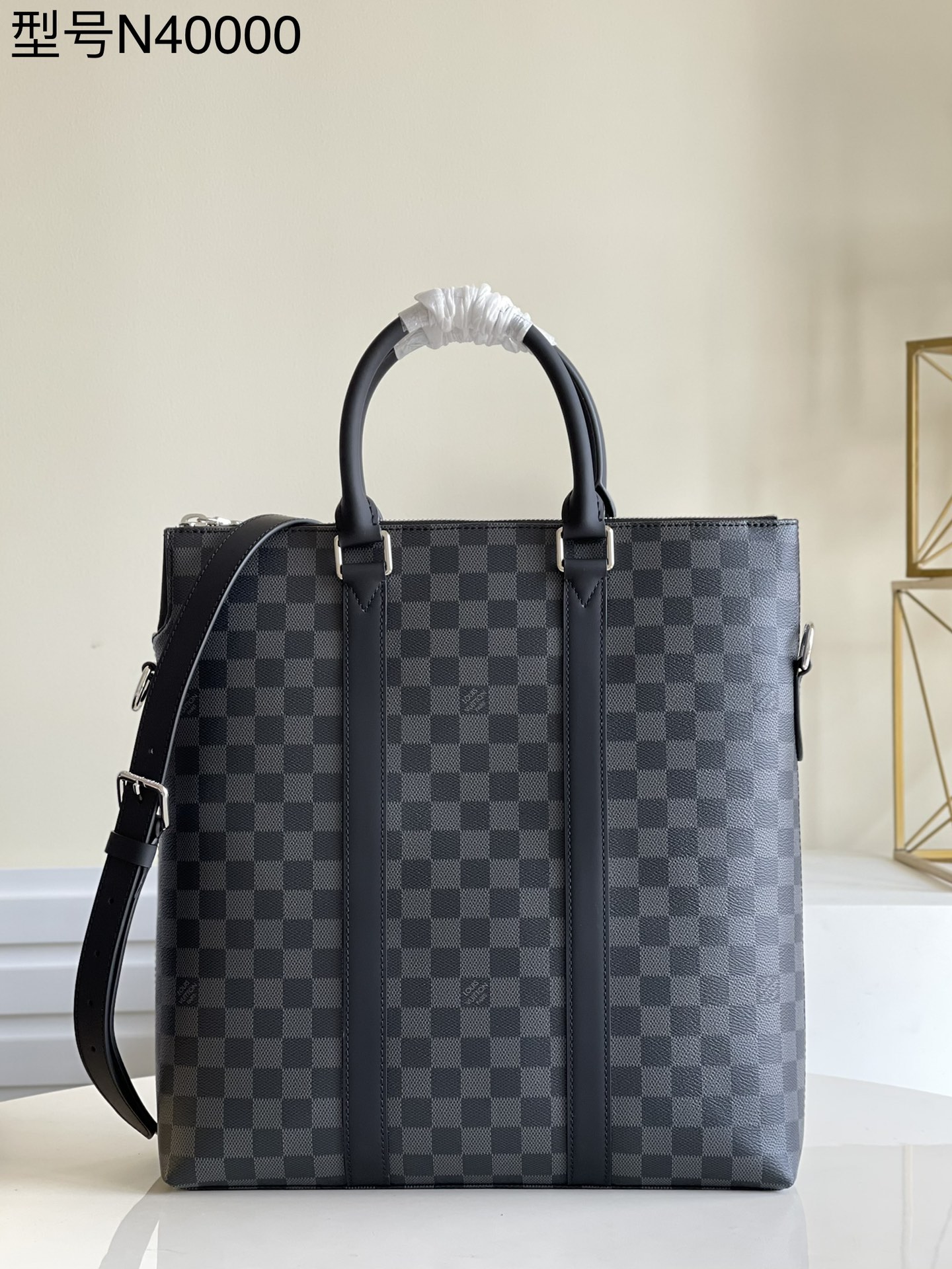 NO:397349,【Exclusive real photo N40000】 ANTON TOTE handbag, which combines elegant style and business temperament. This Anton Tote handbag hides multiple practical pockets and compartments in a neat and simple appearance design. It is equipped with a handle and removable leather shoulder strap, which can be carried and shoulder-mounted. Size 34 x 37 x 7cm m.730, LV [original leather], louis vuitton19860909【独家实拍N40000】ANTON TOTE手袋,兼具优雅风格与商务气质,此款Anton Tote手袋于利落简约的外观设计之中暗藏多个实用口袋与隔层.配有手柄和可拆卸皮肩带,可手提,可肩背.尺寸34 x 37 x 7cm m.730,LV【原厂皮】,louis vuitton,Bag