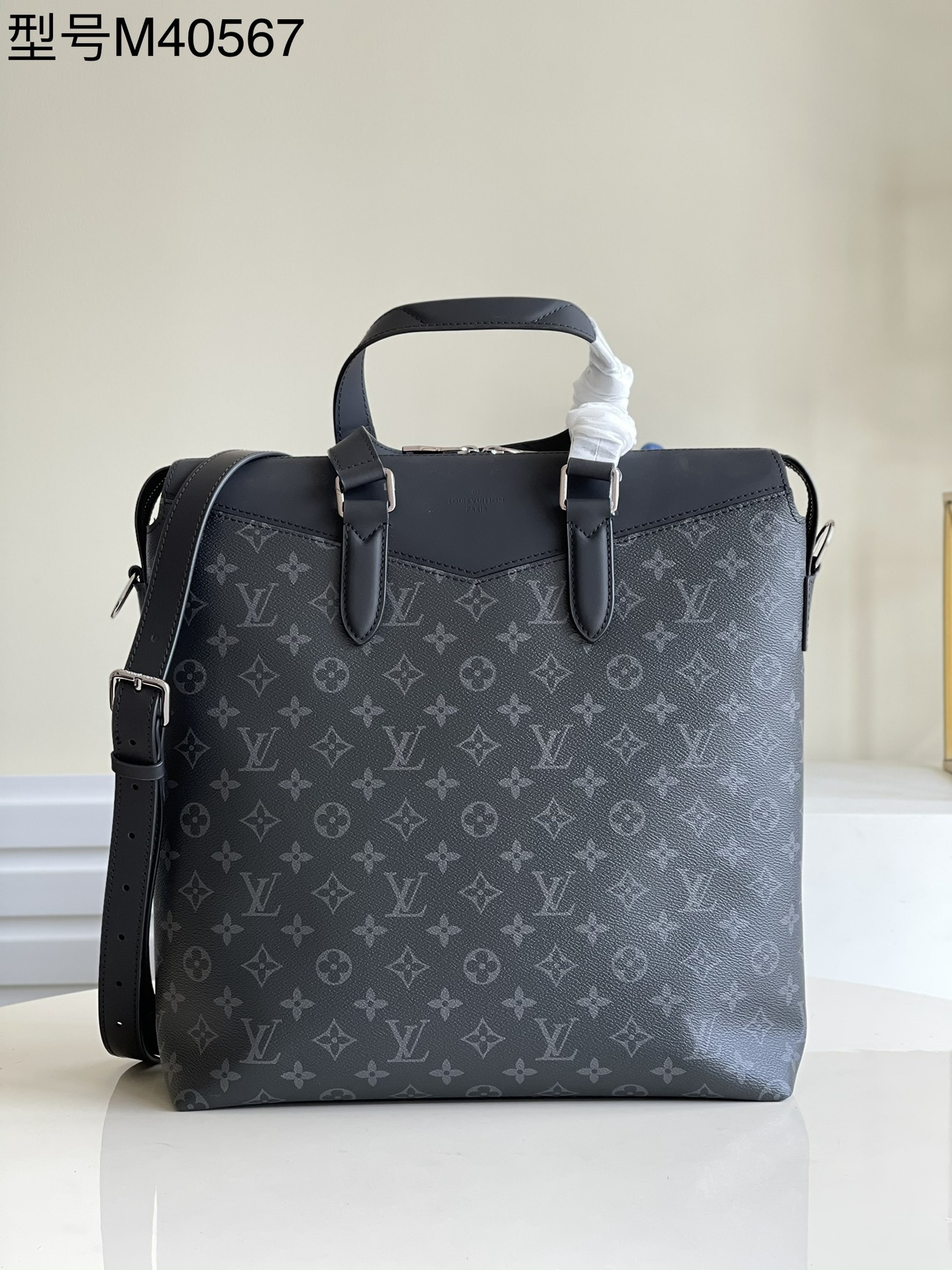 NO:397358,【Exclusive real photo M40567】The modern style of this handbag is designed for business people with high style taste. The soft leather details and zipper closures, coupled with the tough Eclipse Monogram canvas, give this Tote Explorer handbag a unique and fashionable look. Size 33.0 x 35.0 x 8.0 cm m.750, LV [original leather], louis vuitton19860909【独家实拍M40567】 此款手提包的现代样式专为高风格品味的商务人士而设计.柔软的皮革细节装饰与拉链开合,加之风格硬朗的Eclipse Monogram帆布,赋予此款Tote Explorer手袋独特的时尚外观.尺寸33.0 x 35.0 x 8.0 cm m.750,LV【原厂皮】,louis vuitton,Bag