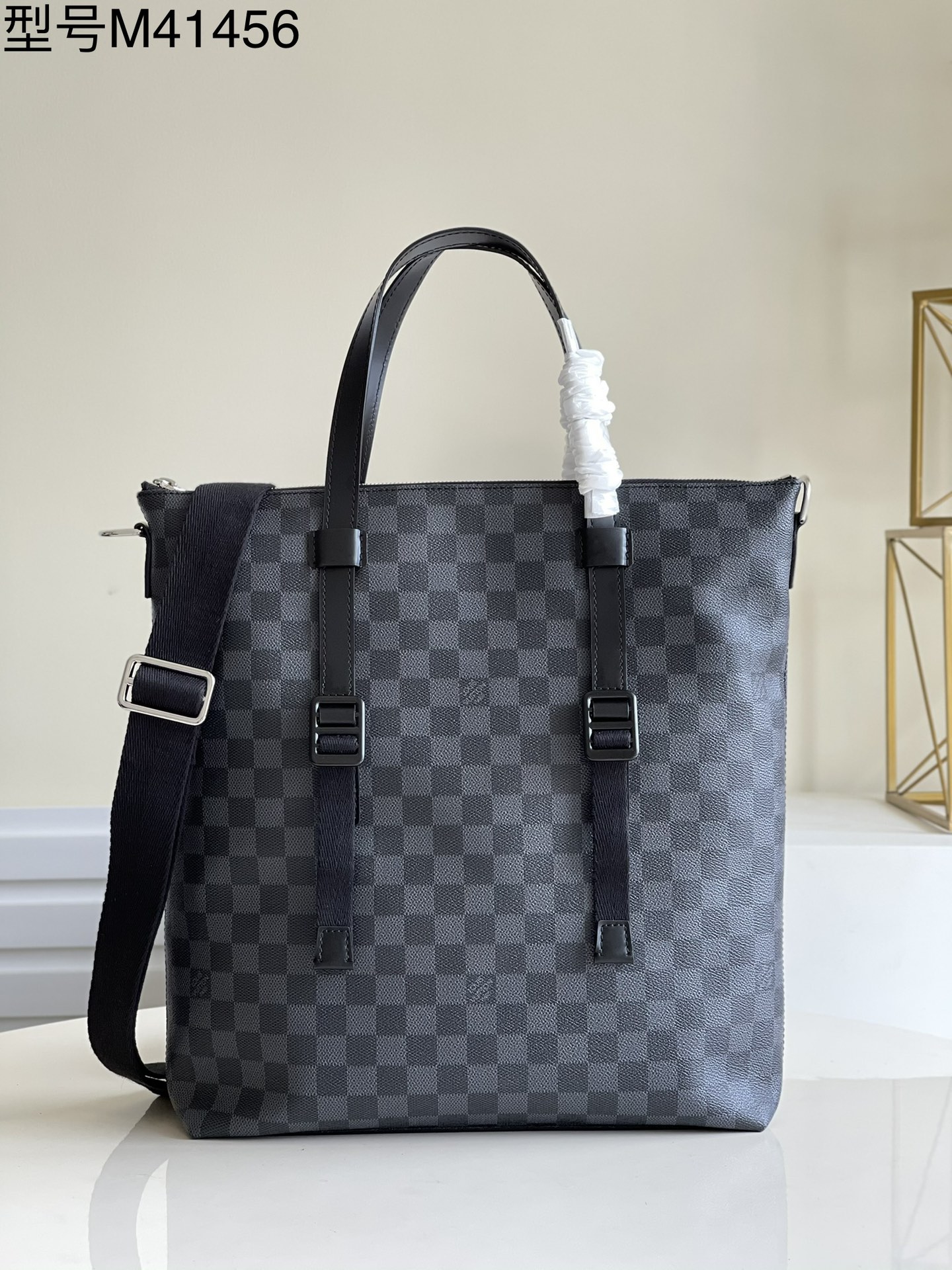 NO:397361,【Exclusive real photo N41456】Hand-out briefcase, with elegant style and business temperament, this handbag hides multiple practical pockets and compartments in the neat and simple appearance design. It is equipped with leather handles and removable cloth shoulder straps, which can be carried and shoulder-mounted. Size 35 x 38 x 9cm m.700, LV [original leather], louis vuitton19860909【独家实拍N41456】手提公文包,兼具优雅风格与商务气质,此款手袋于利落简约的外观设计之中暗藏多个实用口袋与隔层.配有皮手柄和可拆卸布肩带,可手提,可肩背.  尺寸35 x 38 x 9cm m.700,LV【原厂皮】,louis vuitton,Bag