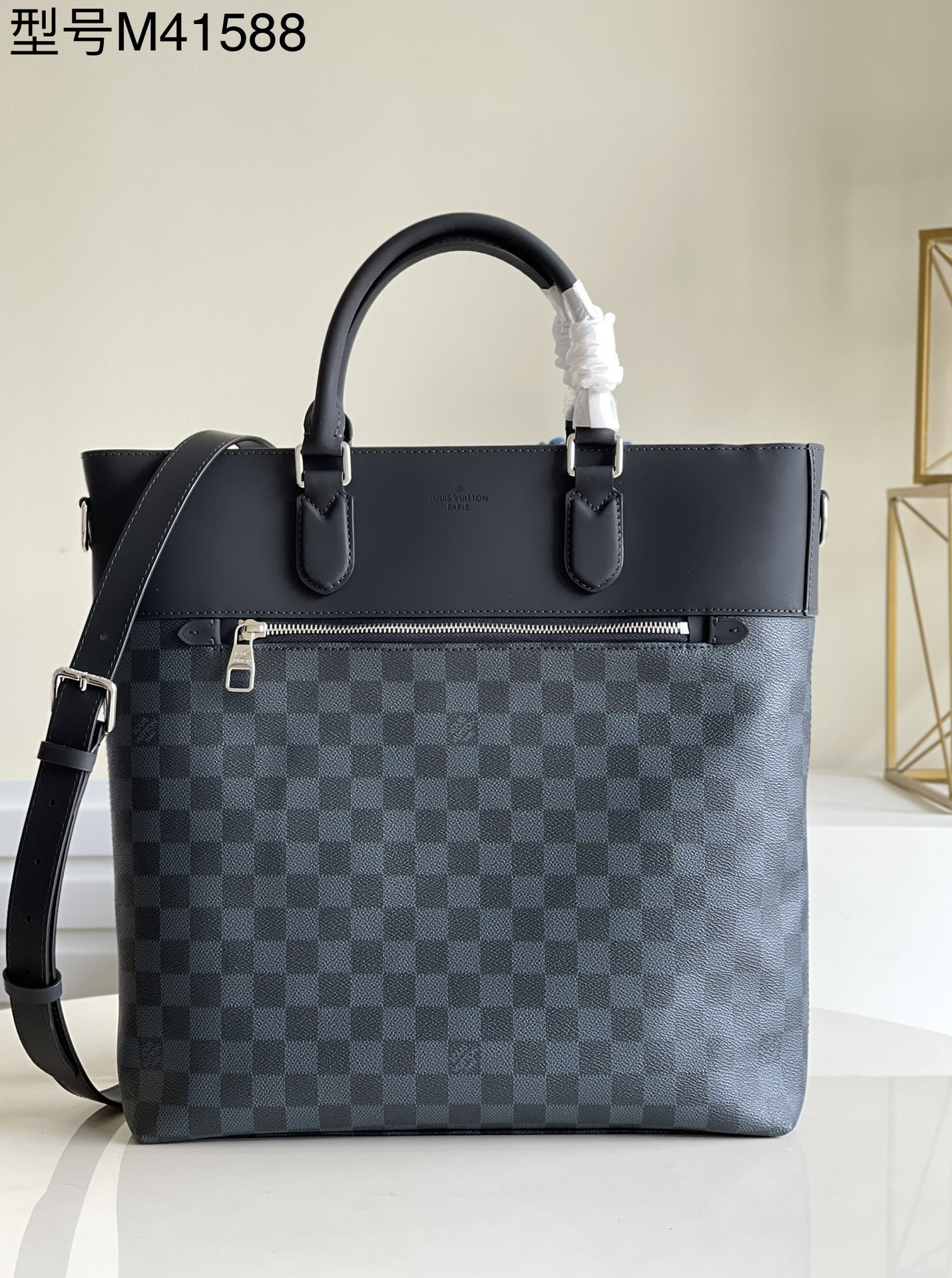 NO:397364,【Exclusive real photo N41588 blue grid】Combined with contemporary elegance and functionality, this Newport shopping bag is the ideal bag for modern active men. The model of urban fashion, spacious interior, made of classic Damier Cobalt canvas and sturdy leather, with multiple inner bags to load various carry-ons. The top handle and removable and adjustable shoulder straps provide you with a variety of ways to carry. Size 35 x 37 x 9 cm m.,LV【Original Leather】,louis vuitton19860909【独家实拍N41588蓝格】 当代优雅与功能性相结合,这款Newport购物袋是现代活跃男士的理想袋款.都市时尚的典范,内部空间宽敞,以经典Damier Cobalt帆布和结实的皮革打造,设有多个内袋以装载各式随身物.顶部手柄和可拆下并可调整长度的肩带为您提供多种携带方式.尺寸35 x 37 x 9 cm m.,LV【原厂皮】,louis vuitton,Bag