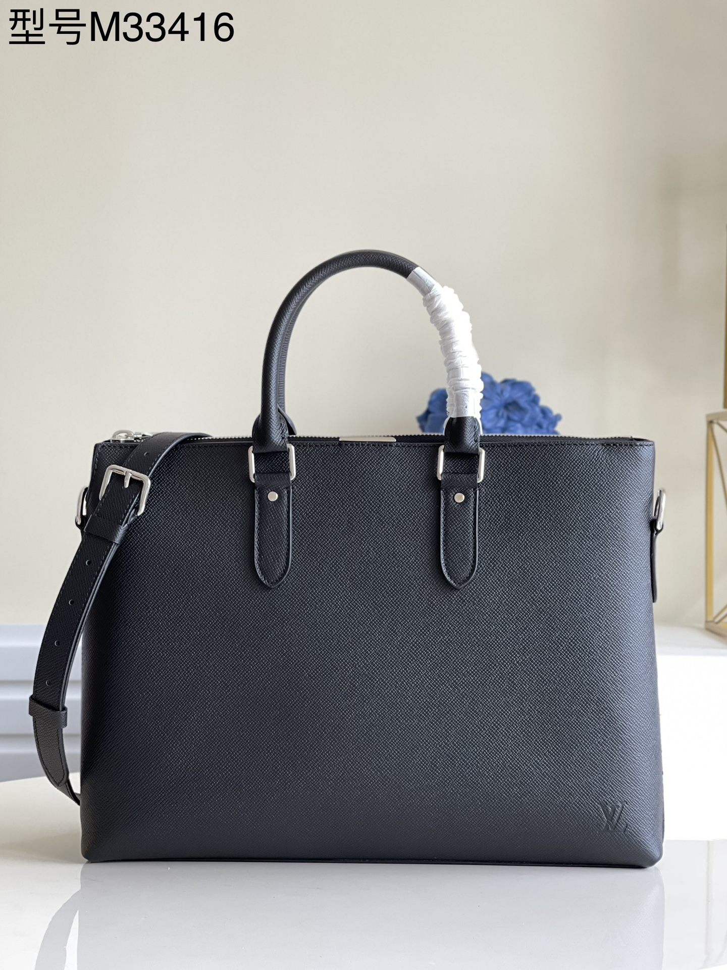 NO:397338,【Exclusive real photo M33416】Slim design and pure lines, this Anton briefcase has become an ideal companion for daily work and weekend leisure with an elegant appearance. It is equipped with a removable bag strap, which can show a distinct new and fashionable temperament whether it is carried or shoulder. Size 39 x 29 x 5 cm m.1000, LV [original leather], louis vuitton19860909【独家实拍M33416】纤薄的设计、纯粹的线条,此款Anton公文包以优雅的外观风格成为日常工作与周末休闲的理想伴侣.配有可拆卸包带,无论手提亦或肩背,均能展露鲜明的新潮气质. 尺寸39 x 29 x 5 厘米 m.1000,LV【原厂皮】,louis vuitton,Bag