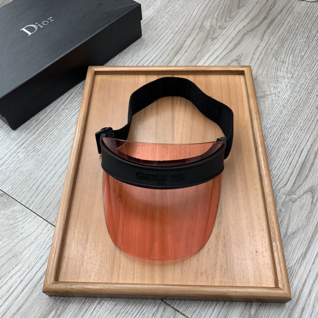 NO:354229,Special offer.D Home. Dior European Fashionable Sky Headline Top Hat!  Lens cap!  Many celebrities have the same style!  A super fashionable and practical fashion item!  1:1 quality. The counter synchronizes new products!  Good breathability, a must-have item for sun protection in summer!  Atmospheric color!  The style is novel and unique and easy to match with clothes!  Strong practicality and high-end quality!  High-quality resin fabric, high-end, light, hot and colorful!  The elastic strap design does not limit the head circumference, and the sunshade effect is particularly good this summer!  hat straw hat fisherman hat baseball hat, hat, dior, dior, dior, espadrilles, hats特价.D家. Dior迪奥欧洲时尚空顶空顶帽！镜片帽！众多明星同款！超级时尚又实用的一款时尚单品！1:1品质.专柜同步新品！透气性好,夏天防晒必备单品！颜色大气！款式新颖别致好搭配衣服！实用性强,高端品质！上等树脂面料,高档轻盈、火爆多色！弹性绑带设计不限头围、这个夏天遮阳效果特别好！帽子草帽渔夫帽棒球帽,帽子,dior,dior,dior,espadrilles,hats,hat