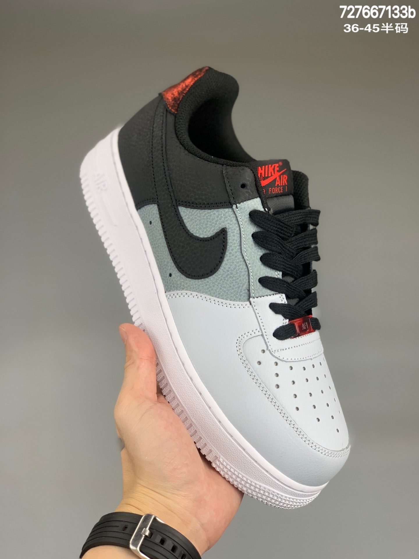  
耐克 Nike Air Force 1 ’07 LV8 蓝灰白拼接 空军一号低帮百搭休闲运动板鞋。柔软、弹性十足的缓震性能和出色的中底设计，横跨复古与现代的外型结合，造就出风靡全球三十多年的Force 1，直到今天还深受青睐。货号#CZ0337-400尺码：36-45（半码）编码：727667133b