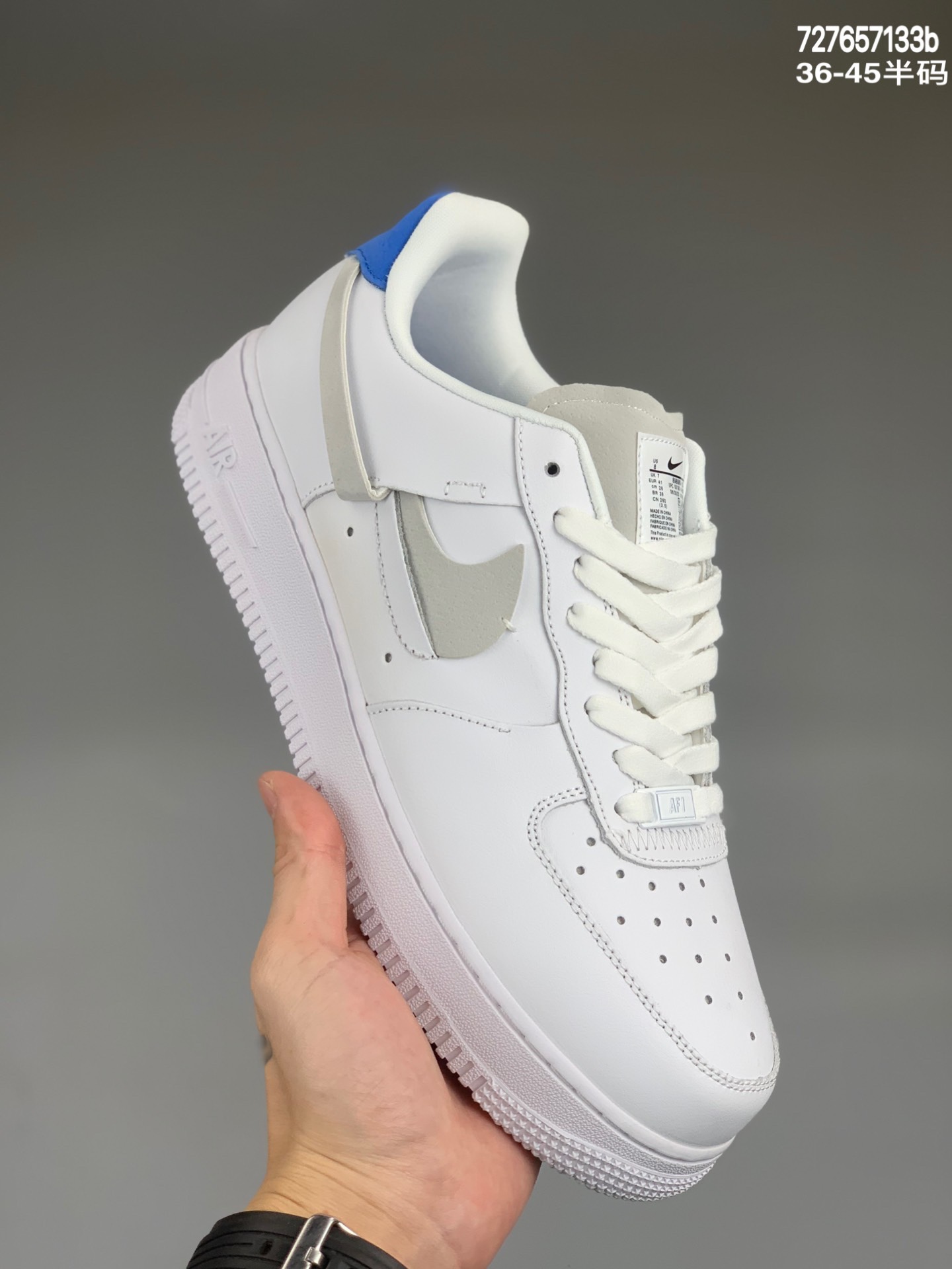 
Air FORCE 1 Lx 蓝红鸳鸯
鞋款整体以最经典的纯白 Air Force 1 为设计蓝本，并融入当下最火热的解构设计，绝对满足你对个性的所有需求。最吸睛的当属鞋身中部的 Swoosh 设计，灰色的翻毛皮与白色的皮革拼接后，以更立体的造型呈现于鞋身，质感十足。同时也将鞋舌内外调换了位置，裸露出的尺码标签，尽显个性气质。货号：898889-103
Size：36 36.5 37 38 38.5 39 40 40.5 41 42 42.5 43 44 44.5 45 编码：767657133b