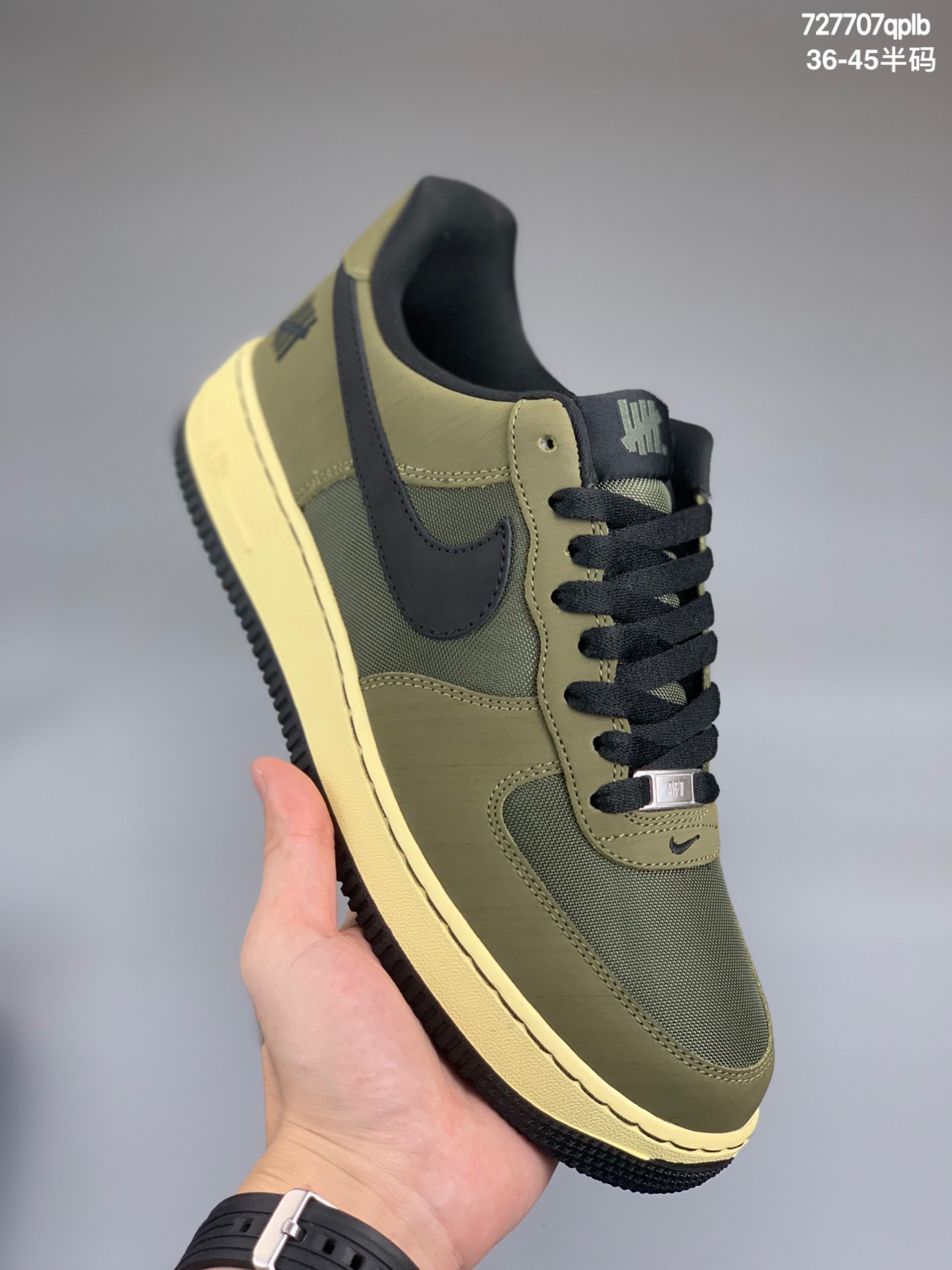 
耐克Nike Undefeated x Nike Air Force 1 Low SP ‘’Ballistic‘’ 橄榄绿 空军一号低帮百搭休闲运动板鞋 五道杠联名 柔软、弹性十足的缓震性能和出色的中底设计，横跨复古与现代的外型结合，造就出风靡全球三十多年的Force 1。
尺码：36 36.5 37.5 38 38.5 39 40 40.5 41 42 42.5 43 44 44.5 45
货号：DH3064-300 #727707qplb