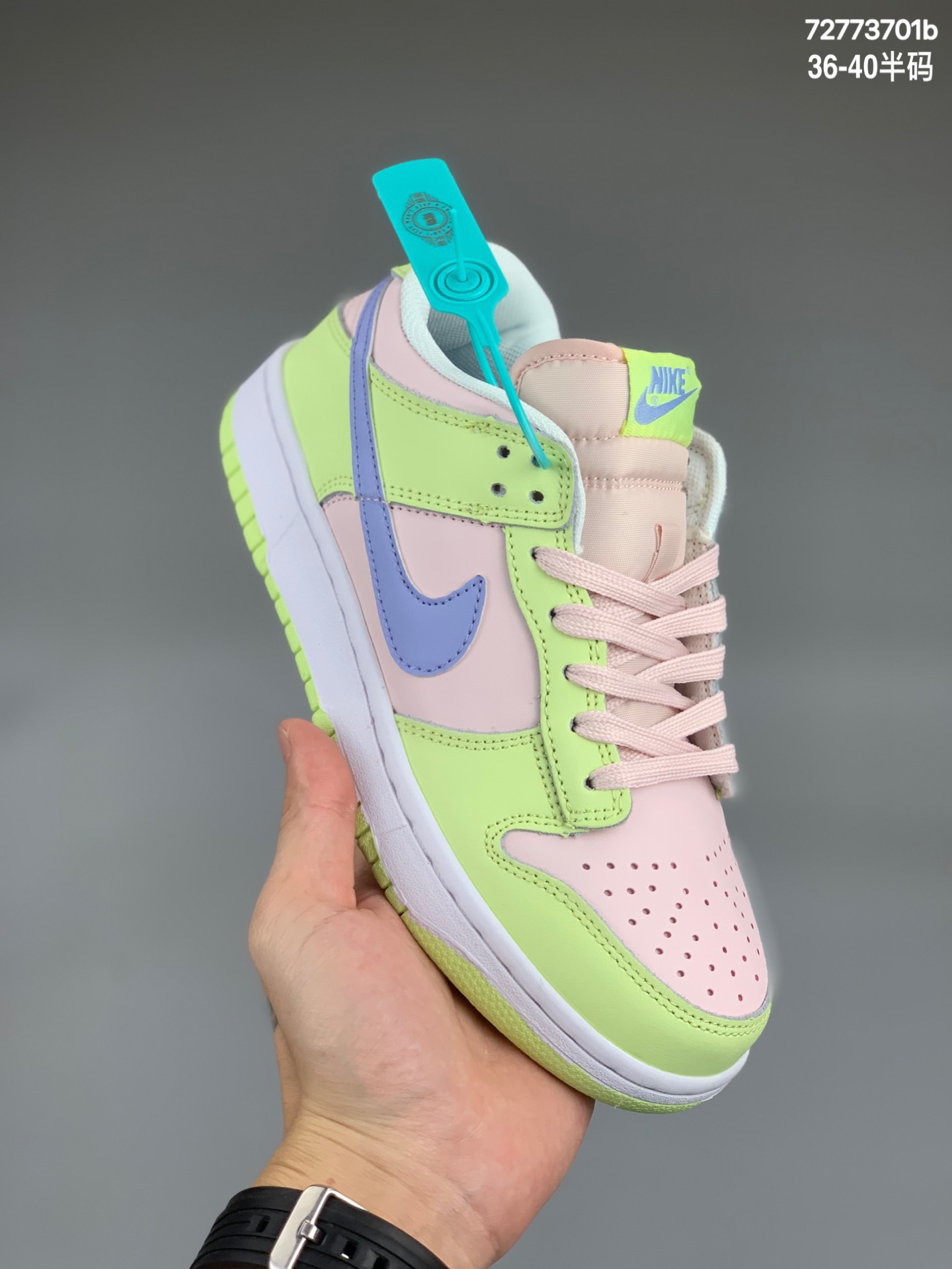 
女鞋真标半码制#耐克Nike SB Dunk Low 扣篮系列复古低帮休闲运动滑板板鞋。采用脚感柔软舒适ZoomAir气垫，有效吸收滑板等极限运动在落地时带来的冲击力，为街头运动者们提供更好的保护 货号：DD1503 600编码：72763701b