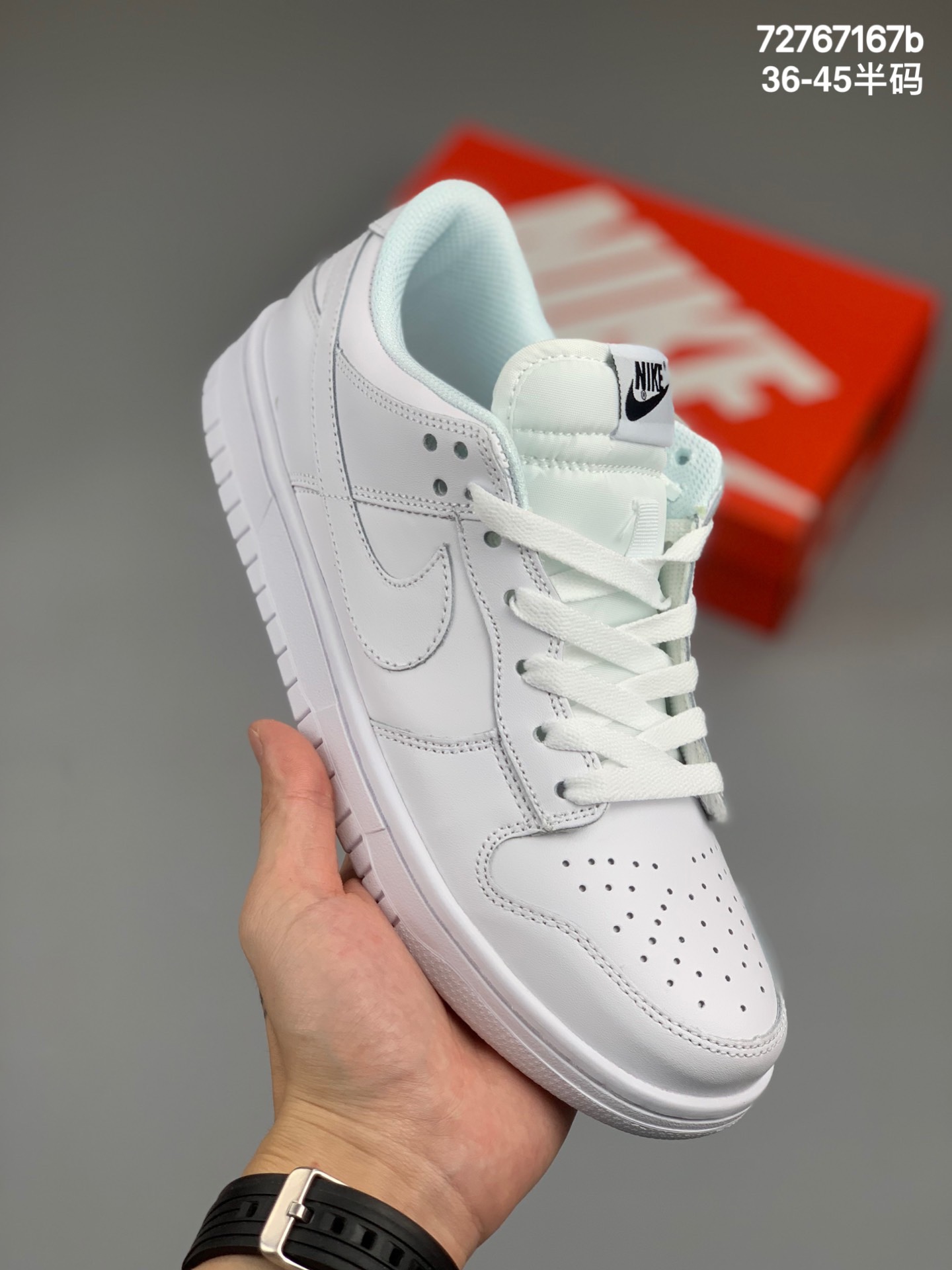 
NK SB Dunk Low  “Triple White”纯白
纯原大厂出品原装头层材料 
独家版型蒸餾加工帶來的是
更好的视觉和脚感体验大厂
纯原品质出货 清洁度 电绣工艺 
皮料切割干净无任何毛边 细节完美
货号：DD1503 109
尺码：36 36.5 37.5 38 38.5 39 40 40.5 41 42 42.5 43 44 44.5 45 编码：727667167b