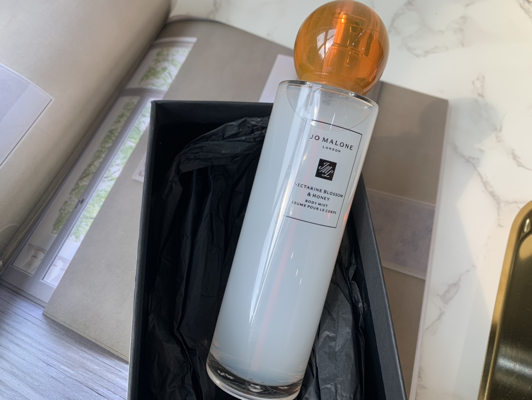 95💰专柜品质
2021年新款祖马珑身体喷雾95ml 杏桃花与蜂蜜 带礼盒丝带包装 白色液体 香味与香水同款
Jo Malone身体喷雾 这支身体喷雾真的是最最最最爱
喷了真的就是人间杏桃好吗
真的桃子香满溢真的超爱
真的超级超级香
还带了护肤成分
个人觉得比祖马龙的香水留香要持久
晚上喷了在被窝里感觉幸福感爆棚