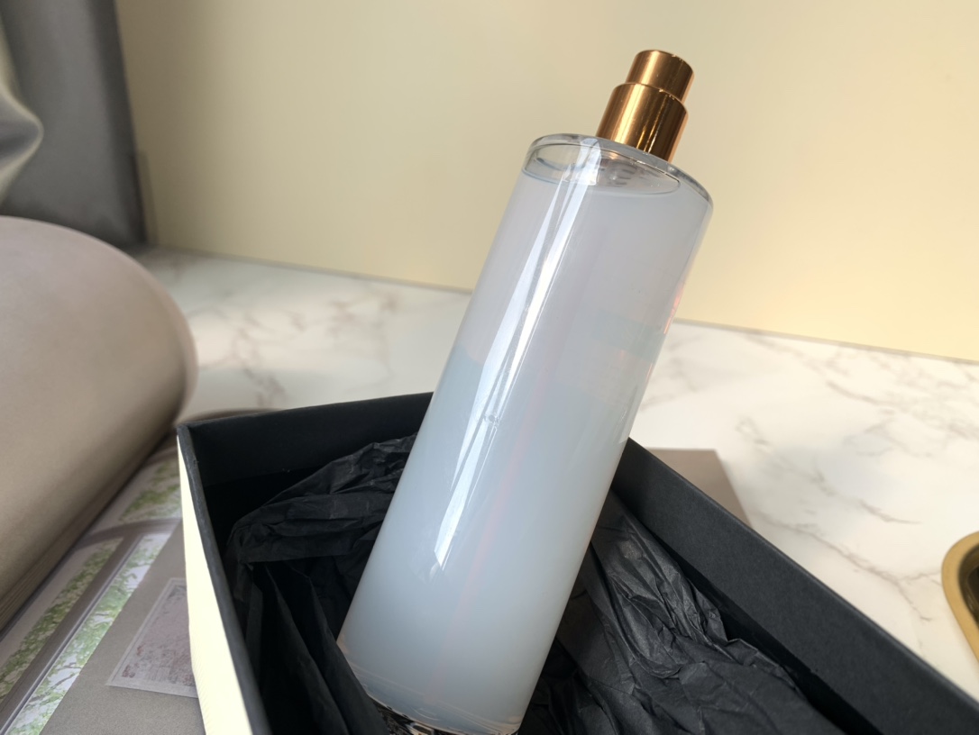 95💰专柜品质
2021年新款祖马珑身体喷雾95ml 杏桃花与蜂蜜 带礼盒丝带包装 白色液体 香味与香水同款
Jo Malone身体喷雾 这支身体喷雾真的是最最最最爱
喷了真的就是人间杏桃好吗
真的桃子香满溢真的超爱
真的超级超级香
还带了护肤成分
个人觉得比祖马龙的香水留香要持久
晚上喷了在被窝里感觉幸福感爆棚