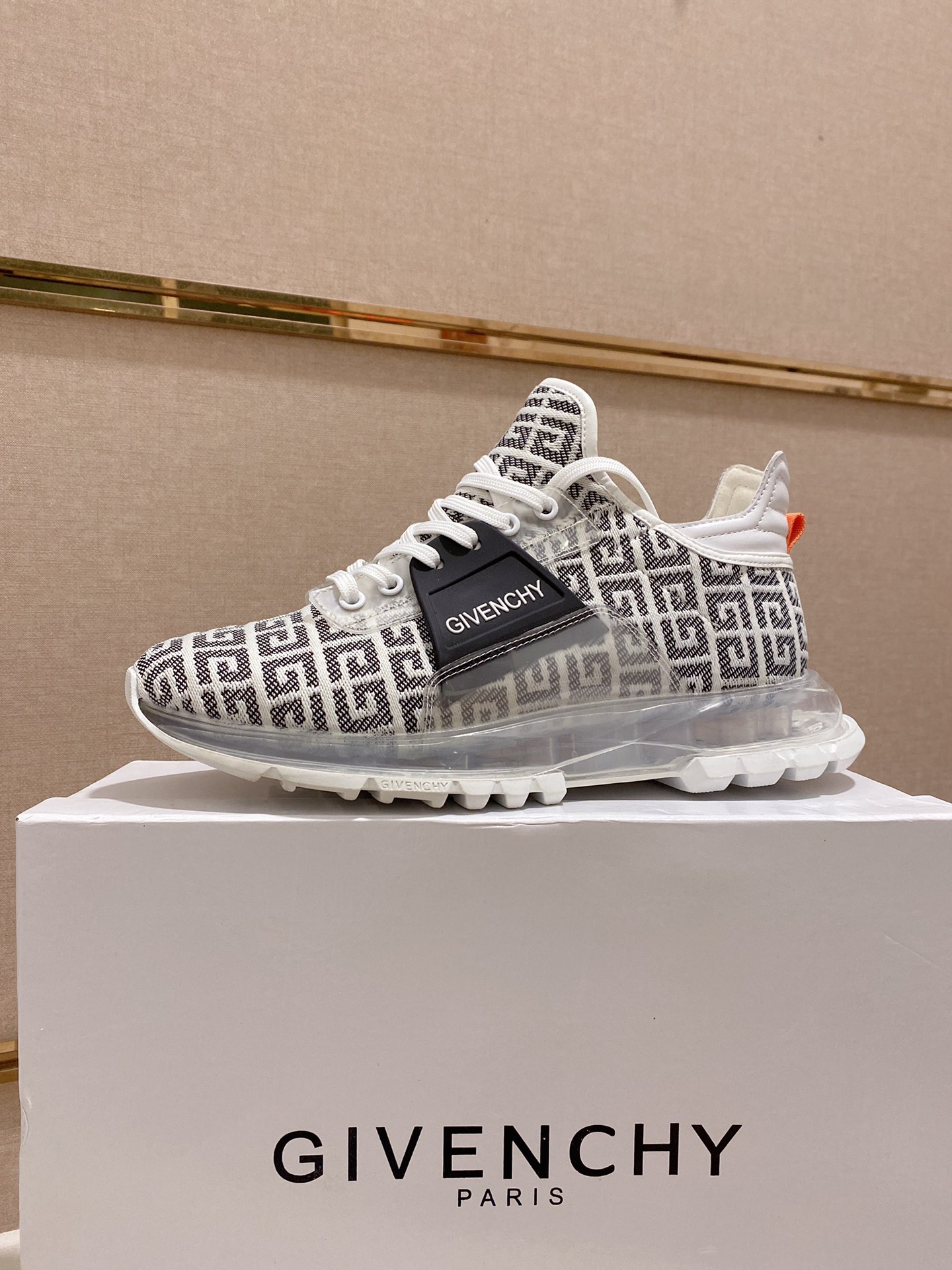 J5  Givenchy  纪梵希 Givenchy 🇬🇧💯 专柜同步 人手一双 不容错过 ⚠️专柜买版 完全1:1 开模定制✨😎顶级版本🔍 原版展示提供对比 让大货做到和原版0⃣️区别实物和图片来见证1⃣️面料：原版3D打印透气面料配头层牛皮 2⃣️内里：原版弹力布配牛皮内里 干爽 舒适3⃣️鞋底：正品独家私模⚠️气垫大底