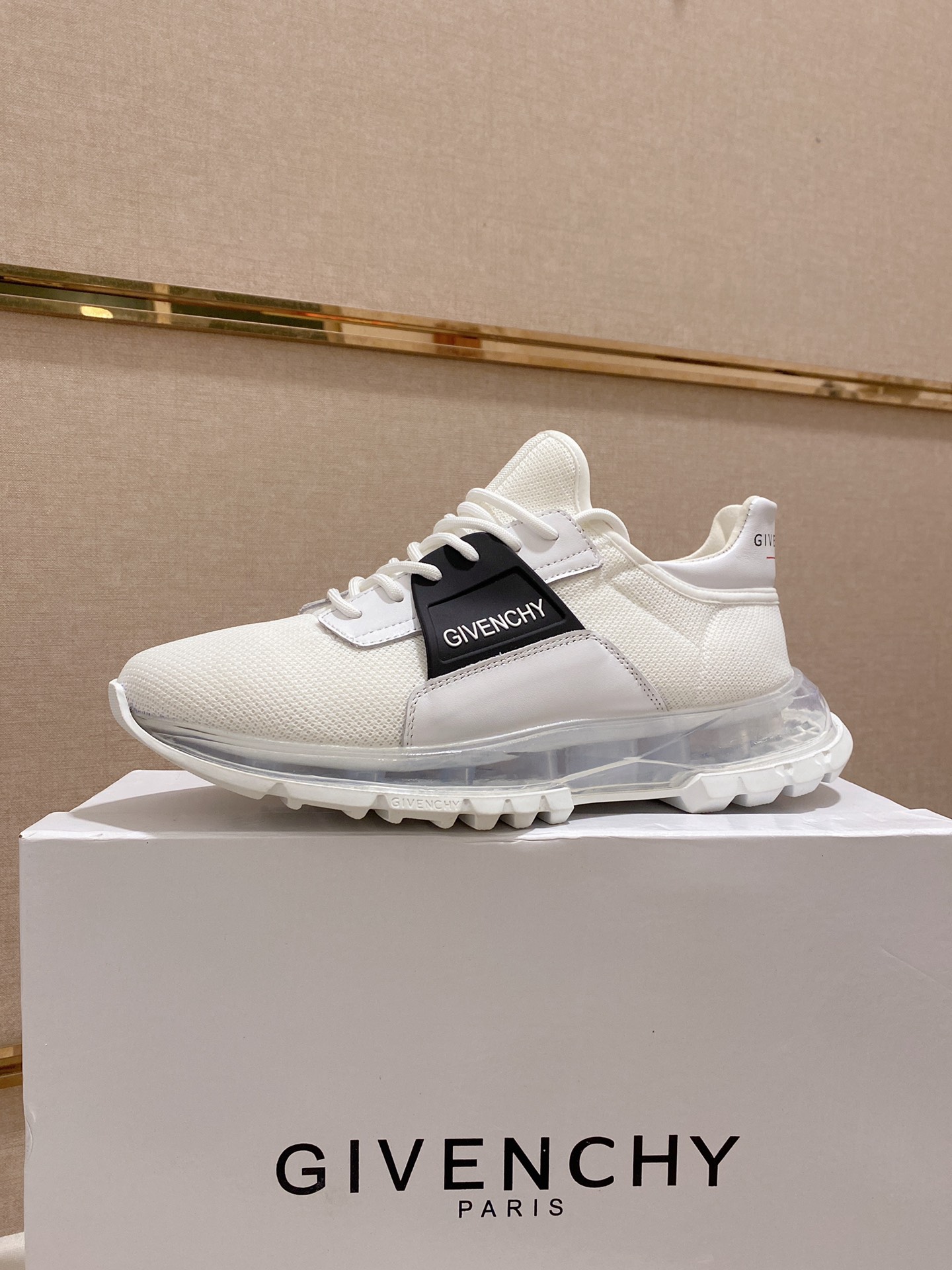 J5  Givenchy  纪梵希 Givenchy 🇬🇧💯 专柜同步 人手一双 不容错过 ⚠️专柜买版 完全1:1 开模定制✨😎顶级版本🔍 原版展示提供对比 让大货做到和原版0⃣️区别实物和图片来见证1⃣️面料：原版3D打印透气面料配头层牛皮 2⃣️内里：原版弹力布配牛皮内里 干爽 舒适3⃣️鞋底：正品独家私模⚠️气垫大底