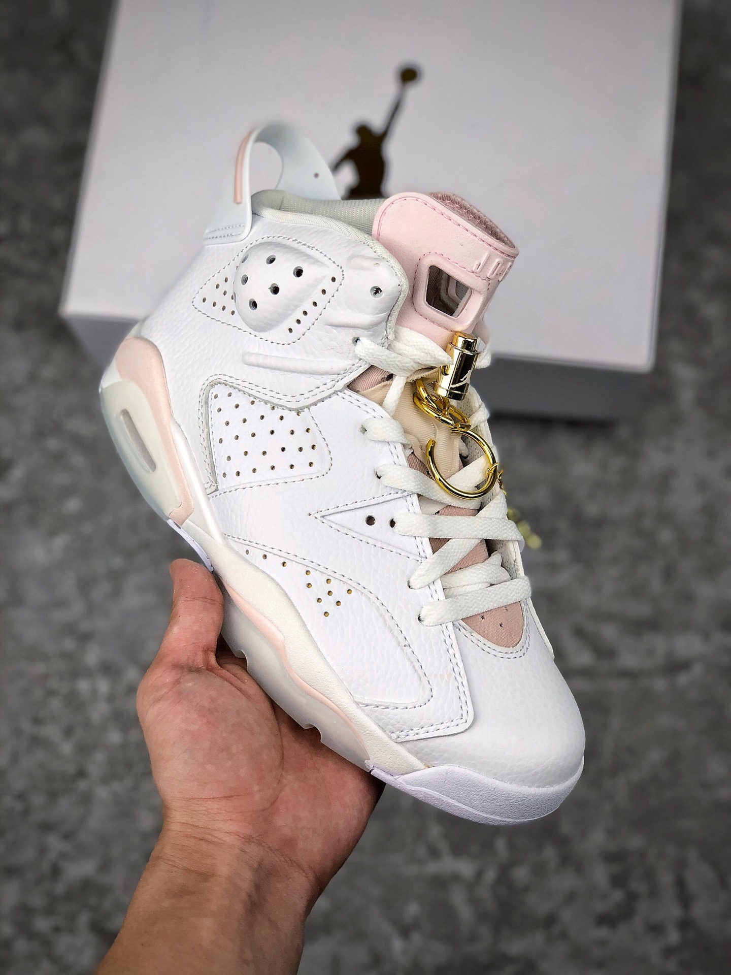  核心放店
纯原版本，Air Jordan 6 WMNS “Gold Hoops”货号，DH9696-100，全码登陆，36—47.5