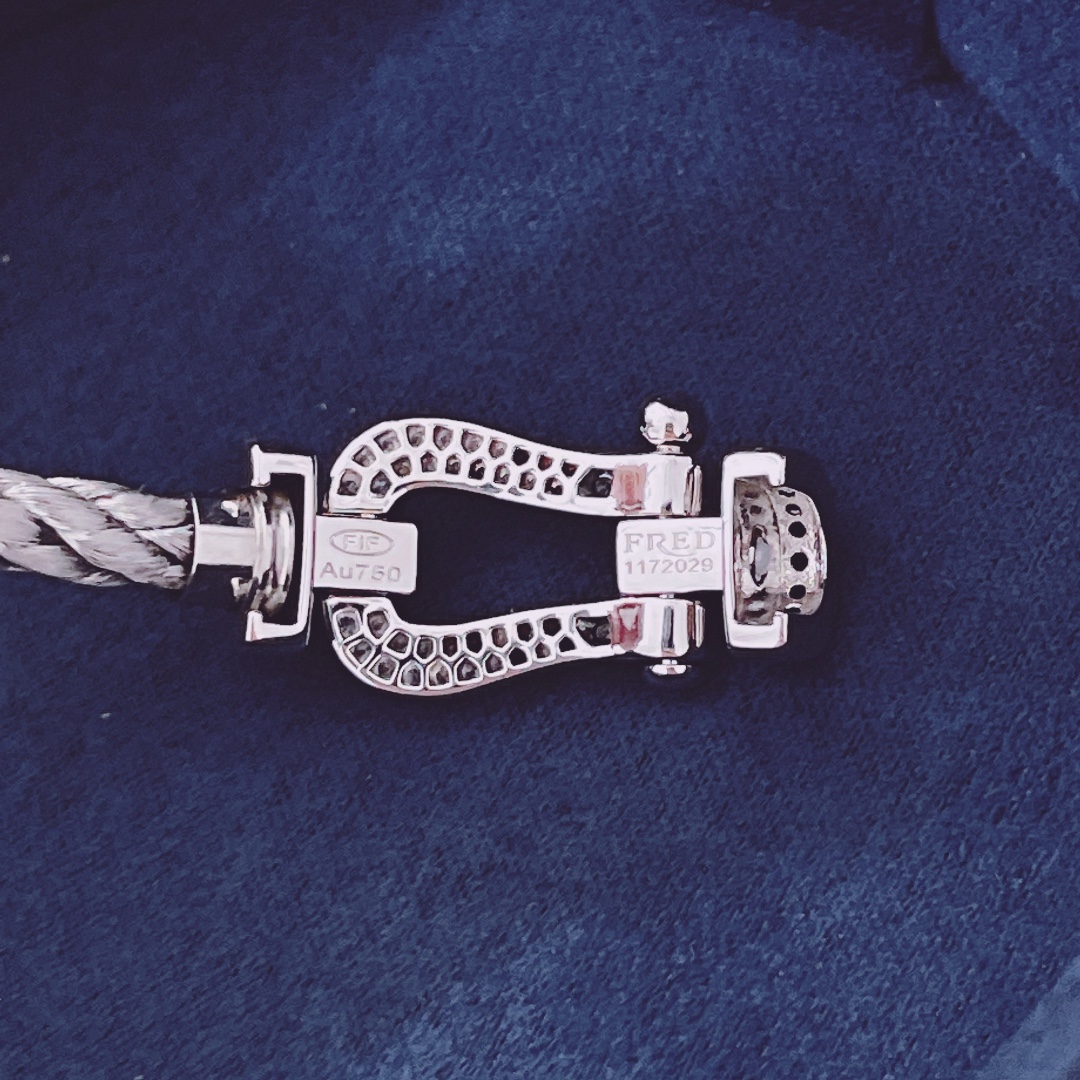 品牌标志性FORCE 10手链诞生于1966年，灵感来自海洋，散发着时尚魅力。编织链绳邂逅金质或精钢链扣