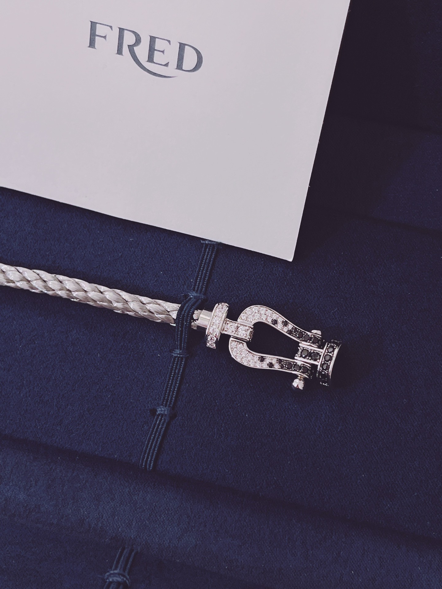 品牌标志性FORCE 10手链诞生于1966年，灵感来自海洋，散发着时尚魅力。编织链绳邂逅金质或精钢链扣