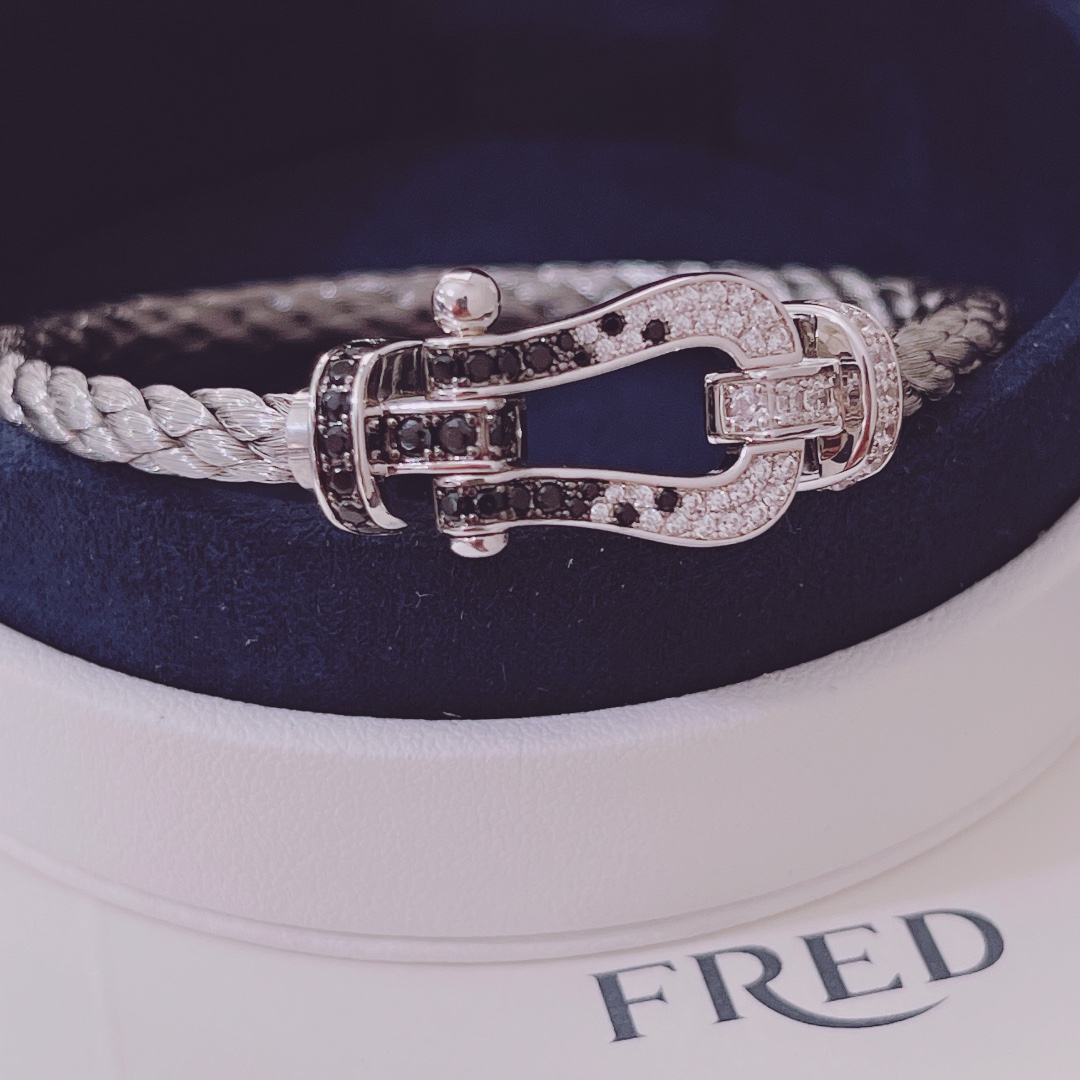 品牌标志性FORCE 10手链诞生于1966年，灵感来自海洋，散发着时尚魅力。编织链绳邂逅金质或精钢链扣