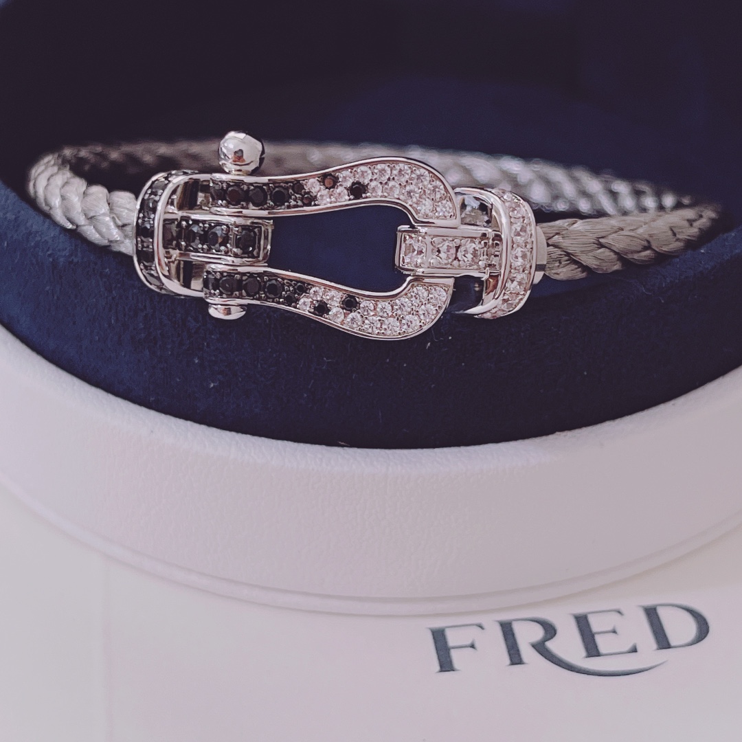 品牌标志性FORCE 10手链诞生于1966年，灵感来自海洋，散发着时尚魅力。编织链绳邂逅金质或精钢链扣