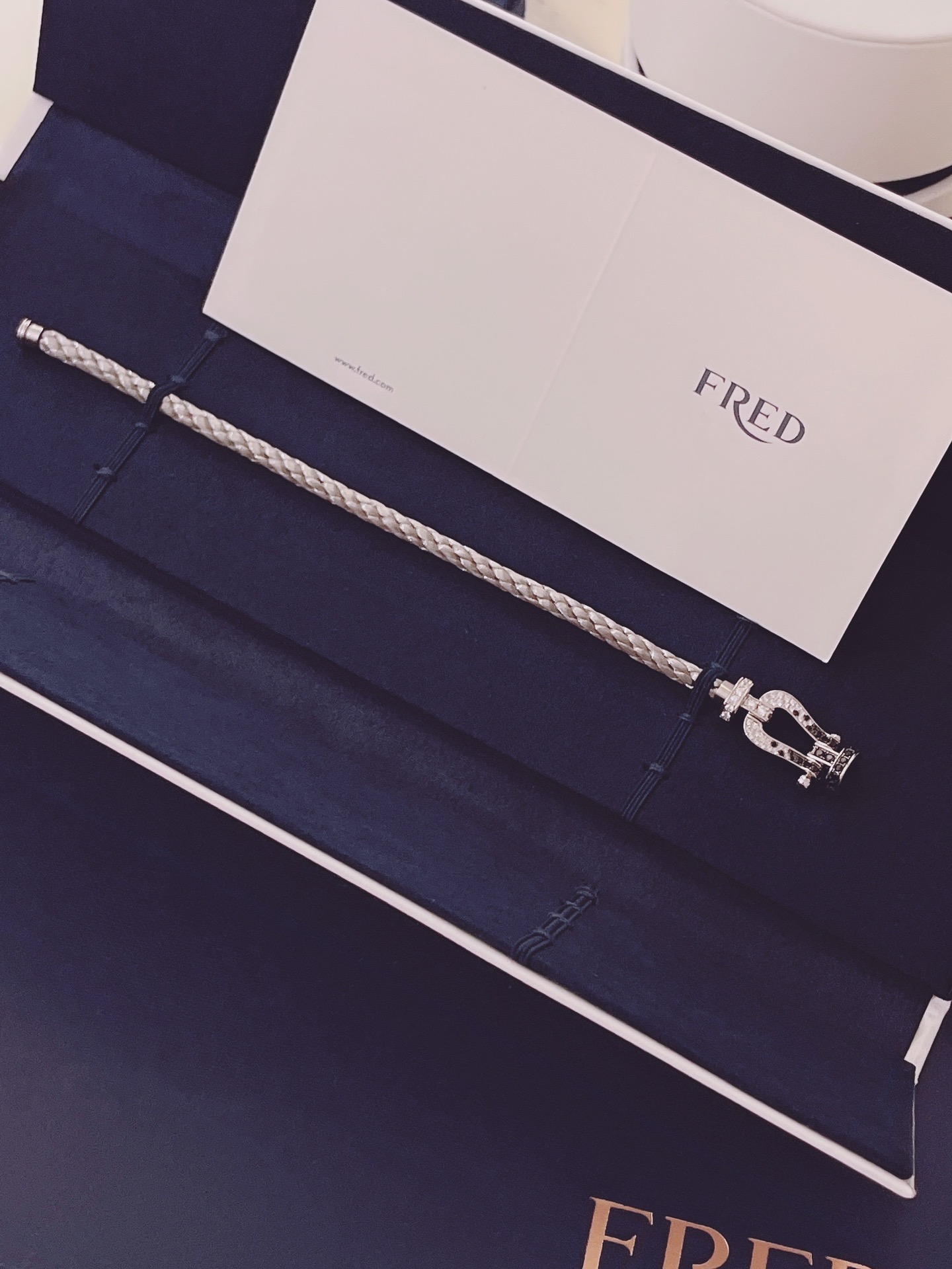 品牌标志性FORCE 10手链诞生于1966年，灵感来自海洋，散发着时尚魅力。编织链绳邂逅金质或精钢链扣