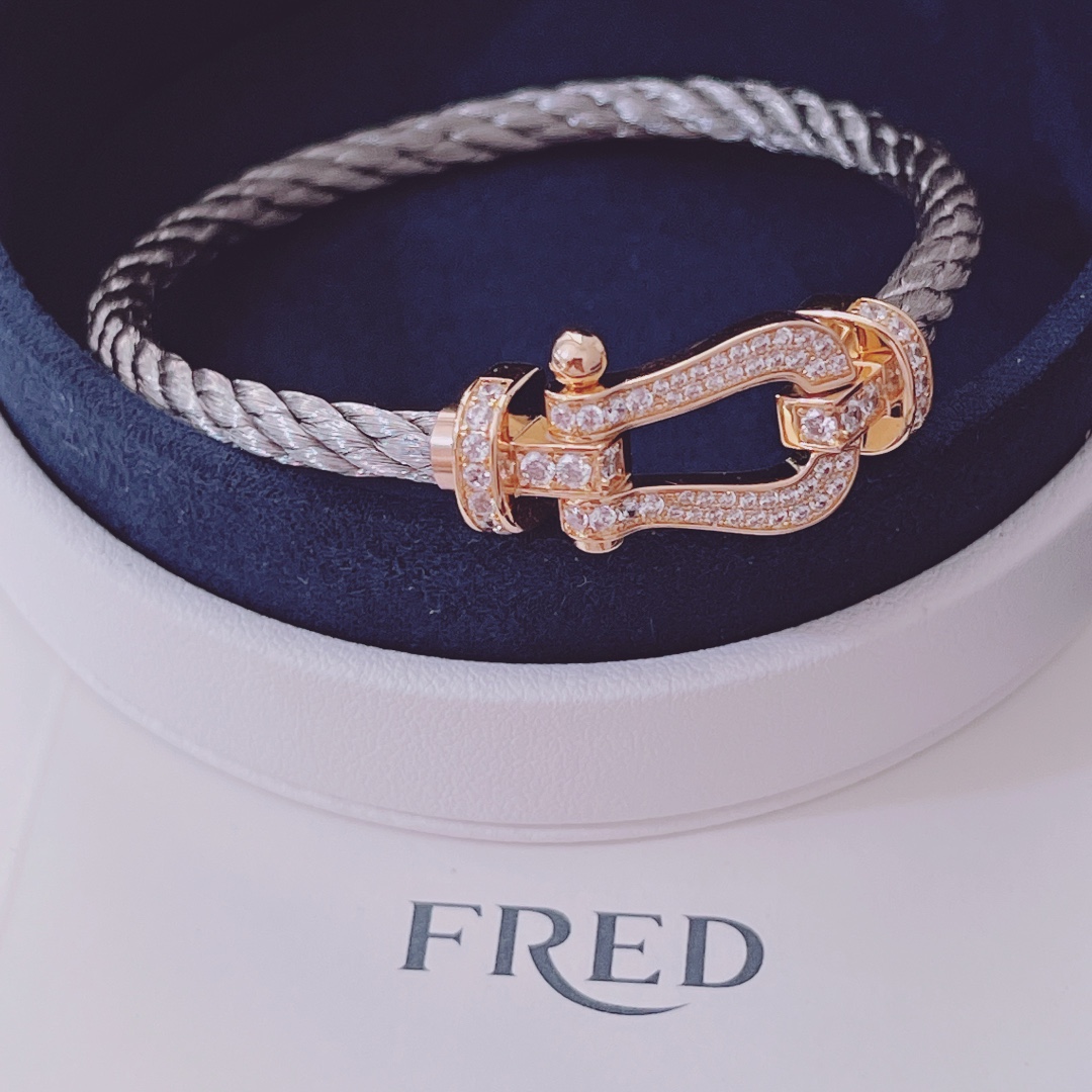 品牌标志性FORCE 10手链诞生于1966年，灵感来自海洋，散发着时尚魅力。编织链绳邂逅金质或精钢链扣