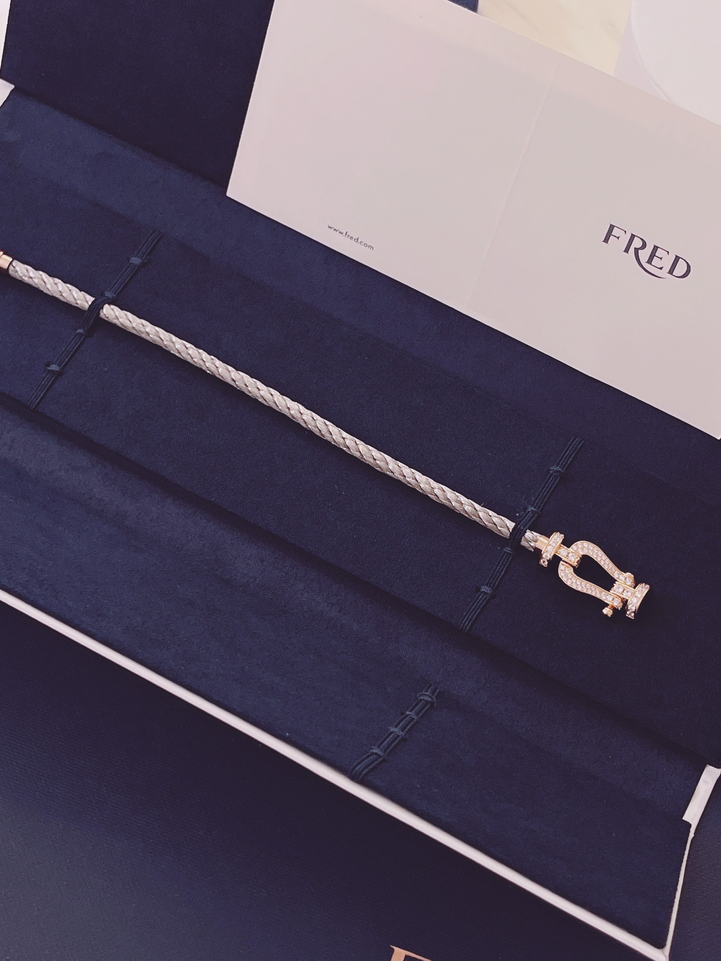 品牌标志性FORCE 10手链诞生于1966年，灵感来自海洋，散发着时尚魅力。编织链绳邂逅金质或精钢链扣