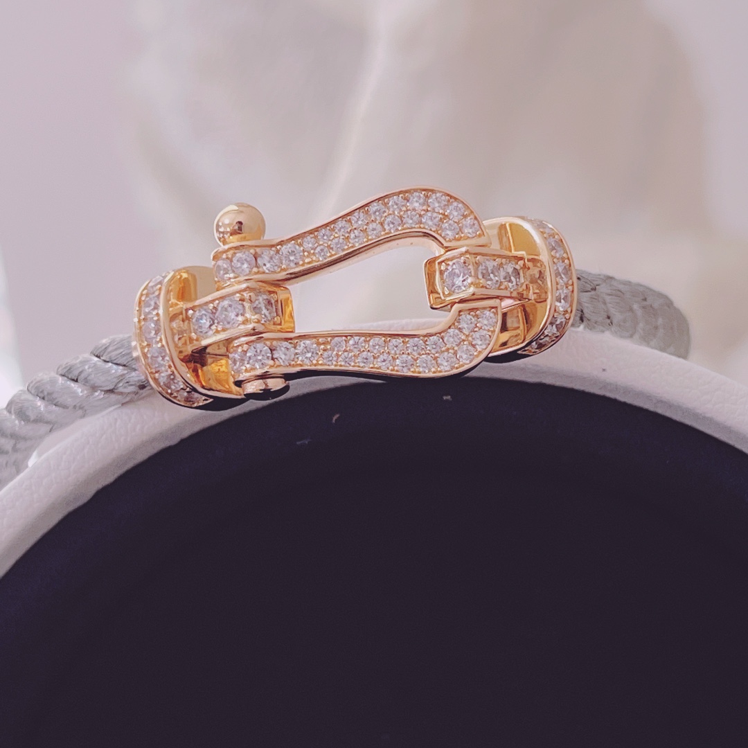 品牌标志性FORCE 10手链诞生于1966年，灵感来自海洋，散发着时尚魅力。编织链绳邂逅金质或精钢链扣