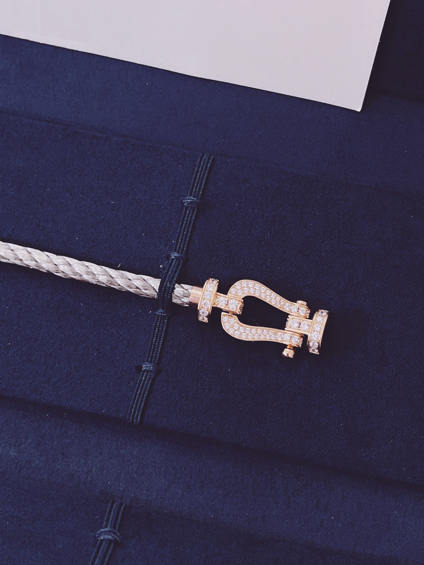 品牌标志性FORCE 10手链诞生于1966年，灵感来自海洋，散发着时尚魅力。编织链绳邂逅金质或精钢链扣