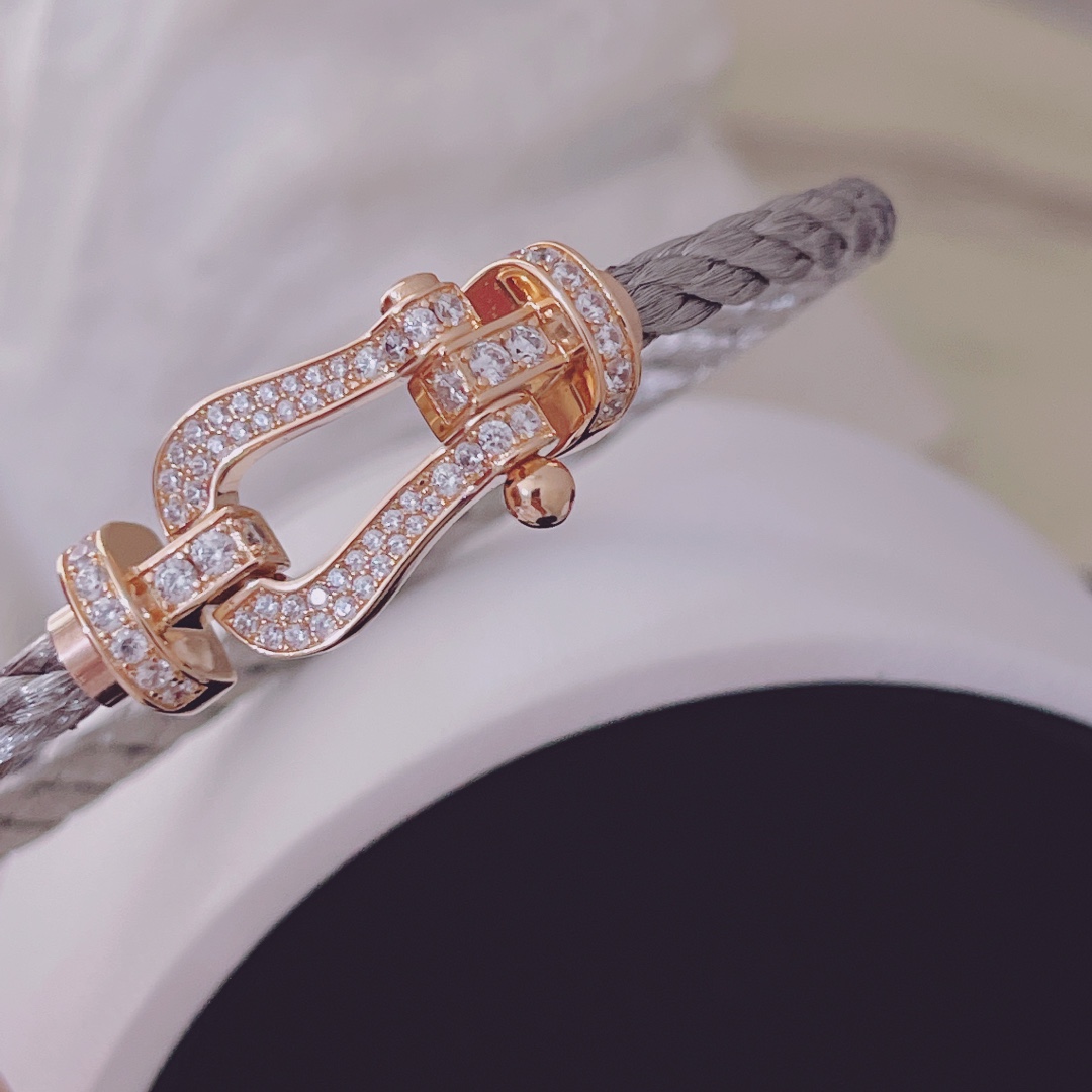 品牌标志性FORCE 10手链诞生于1966年，灵感来自海洋，散发着时尚魅力。编织链绳邂逅金质或精钢链扣