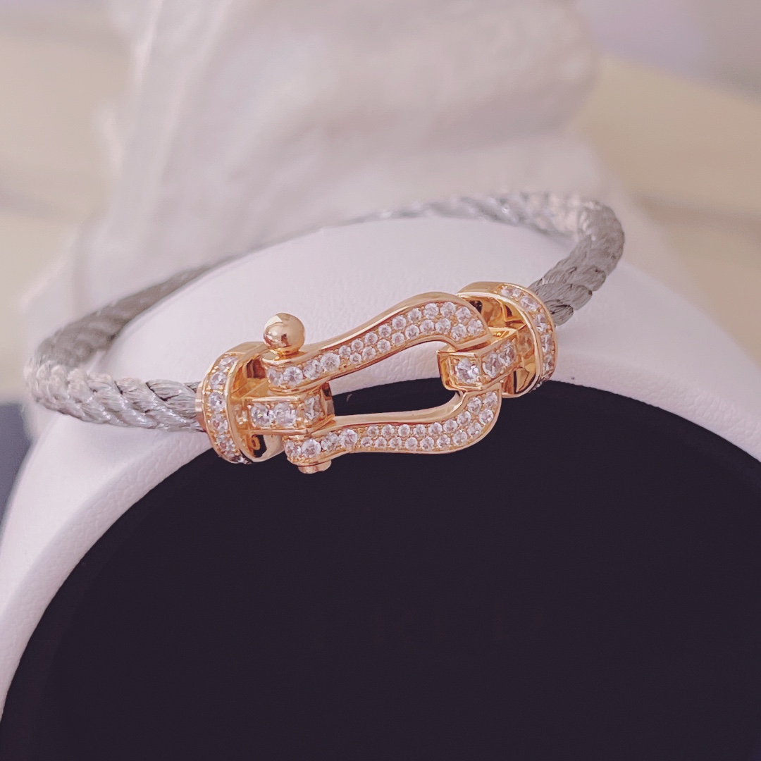 品牌标志性FORCE 10手链诞生于1966年，灵感来自海洋，散发着时尚魅力。编织链绳邂逅金质或精钢链扣