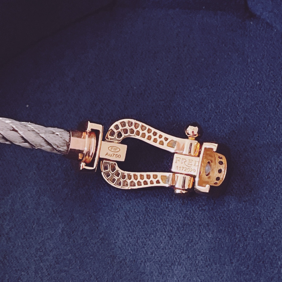 品牌标志性FORCE 10手链诞生于1966年，灵感来自海洋，散发着时尚魅力。编织链绳邂逅金质或精钢链扣