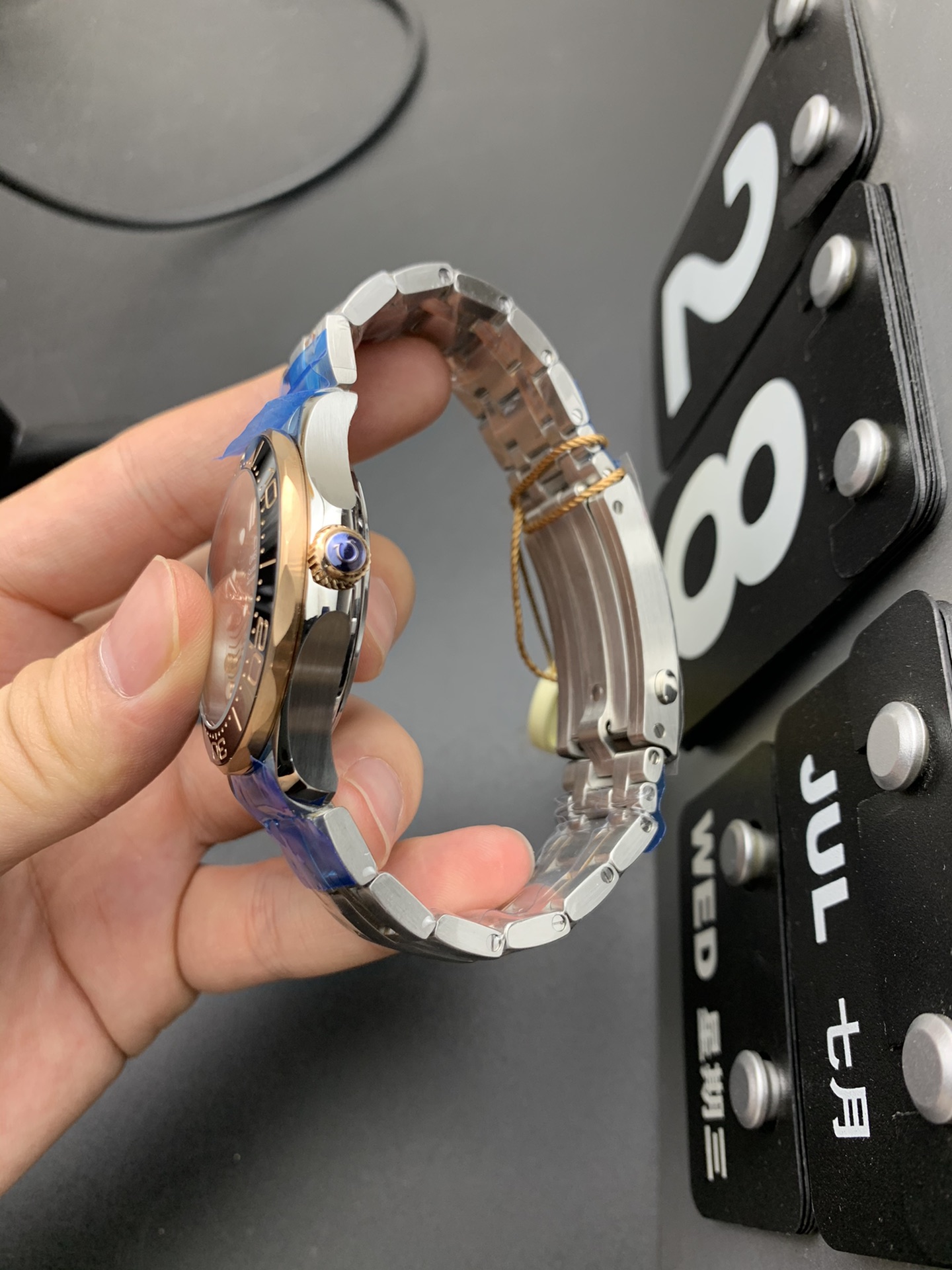 Omega 间金黑海马