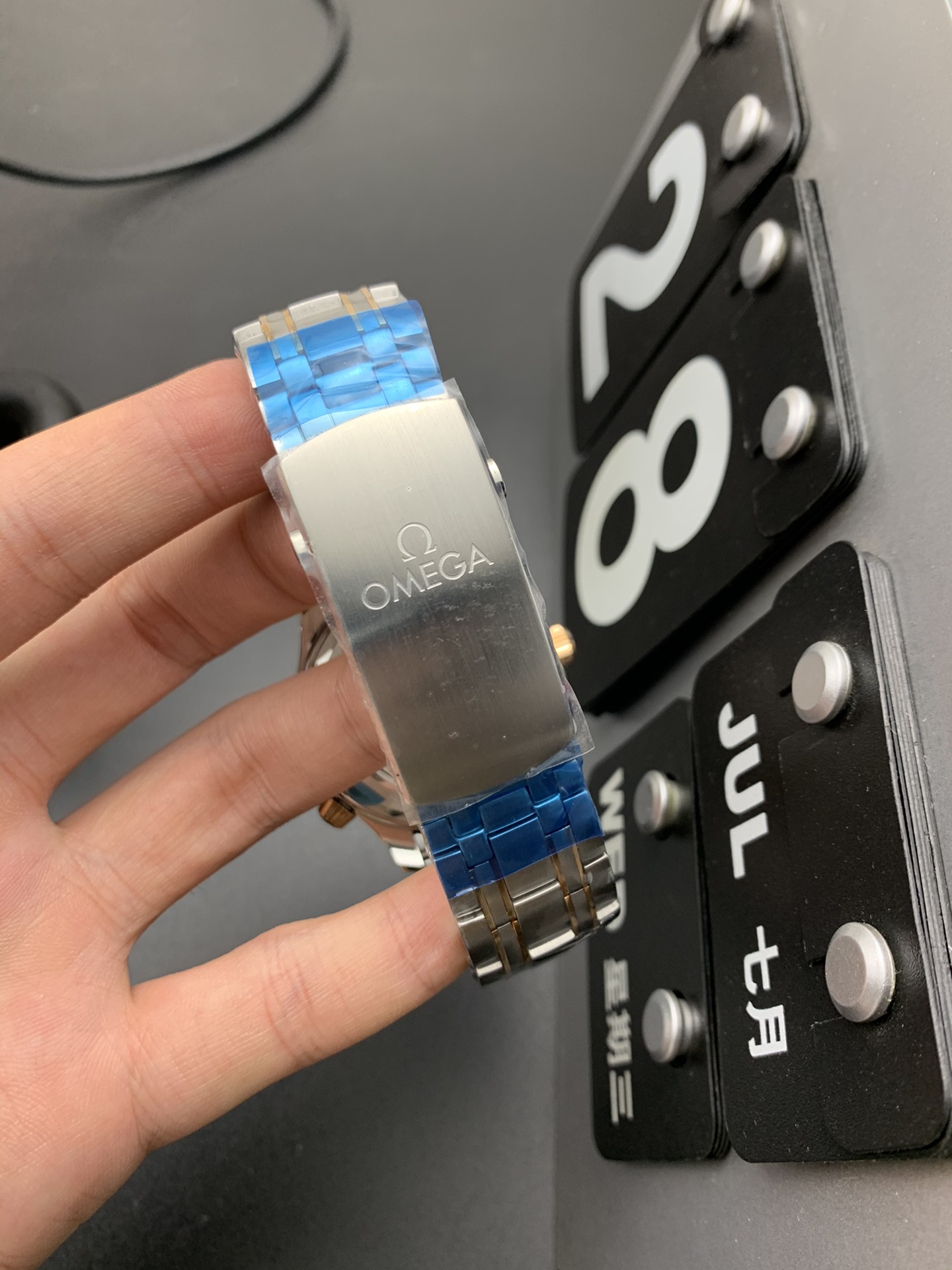 Omega 间金黑海马
