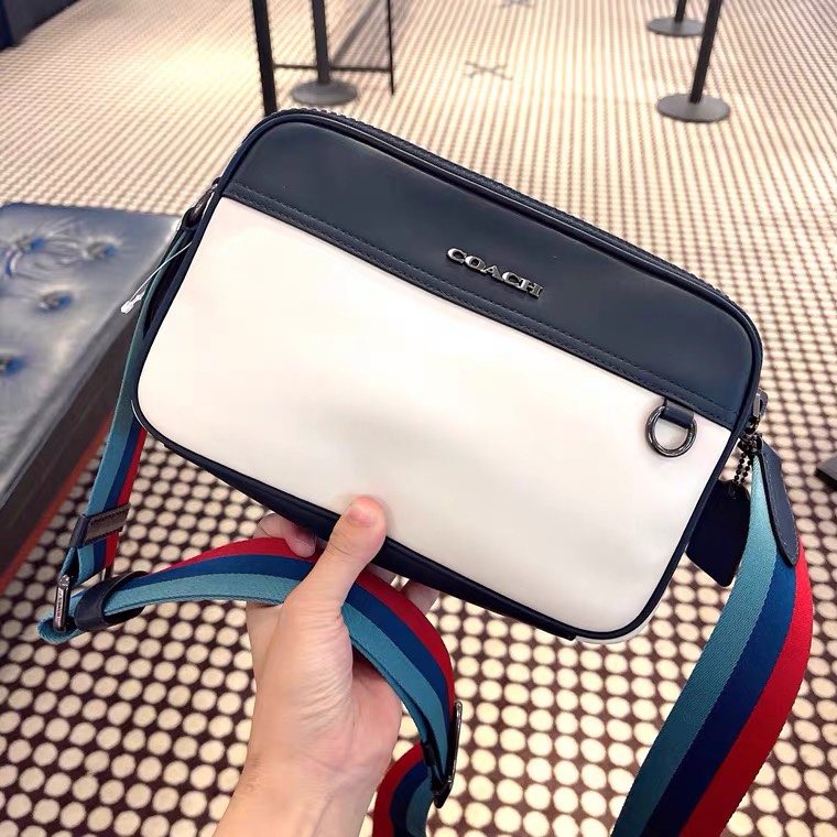Coach 新款双拉4147拼色。coach/蔻驰奥莱新款男士休闲 单肩斜挎方块相机包 尺寸25.15