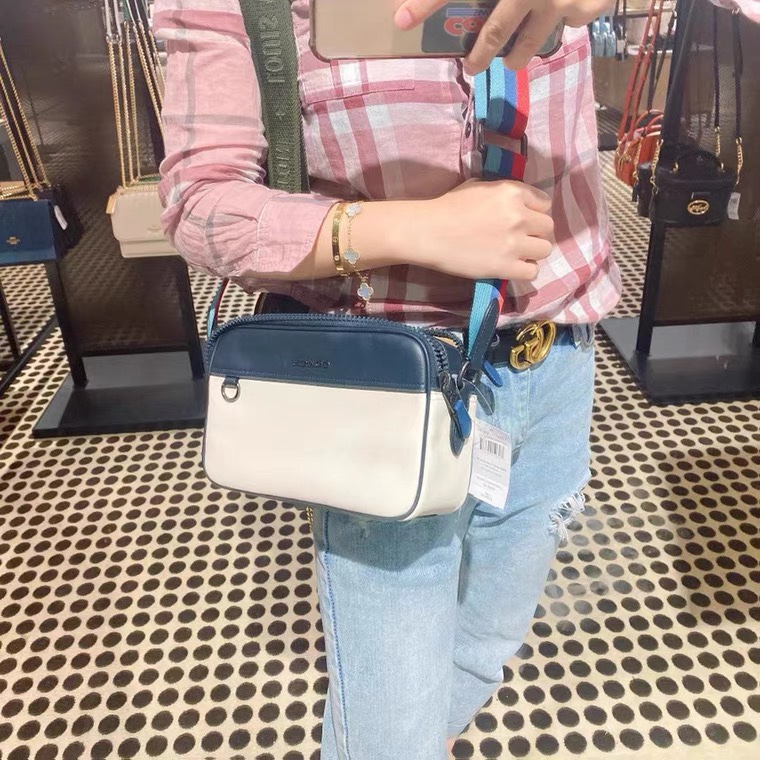 Coach 新款双拉4147拼色。coach/蔻驰奥莱新款男士休闲 单肩斜挎方块相机包 尺寸25.15