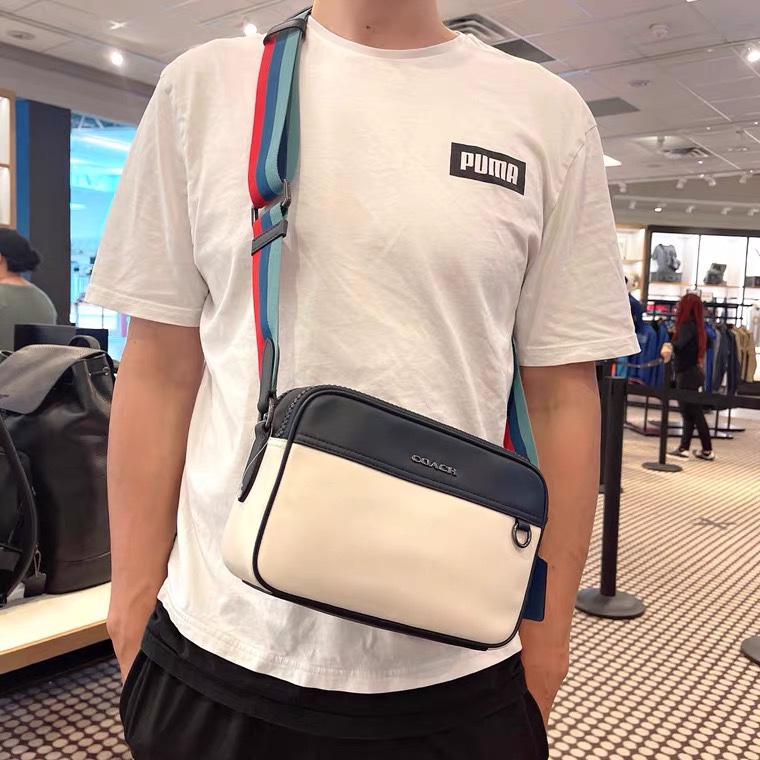 Coach 新款双拉4147拼色。coach/蔻驰奥莱新款男士休闲 单肩斜挎方块相机包 尺寸25.15